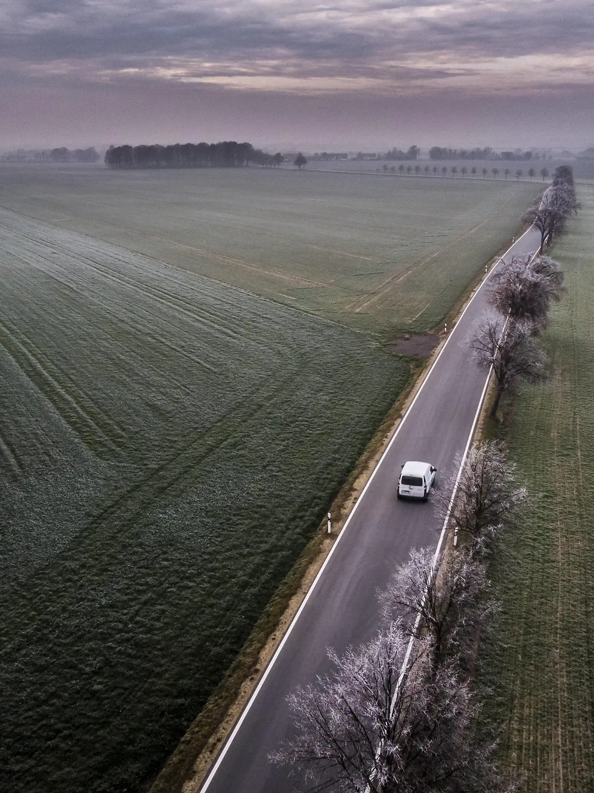  Ein Auto faehrt waehrend Bodenfrost auf einer Landstrasse bei Vierkirchen, 18.11.2018. Vierkirchen Deutschland *** A car driving on a country road near Vierkirchen during ground frost 18 11 2018 Vierkirchen Germany PUBLICATIONxINxGERxSUIxAUTxONLY Copyright: xFlorianxGaertner/photothek.netx