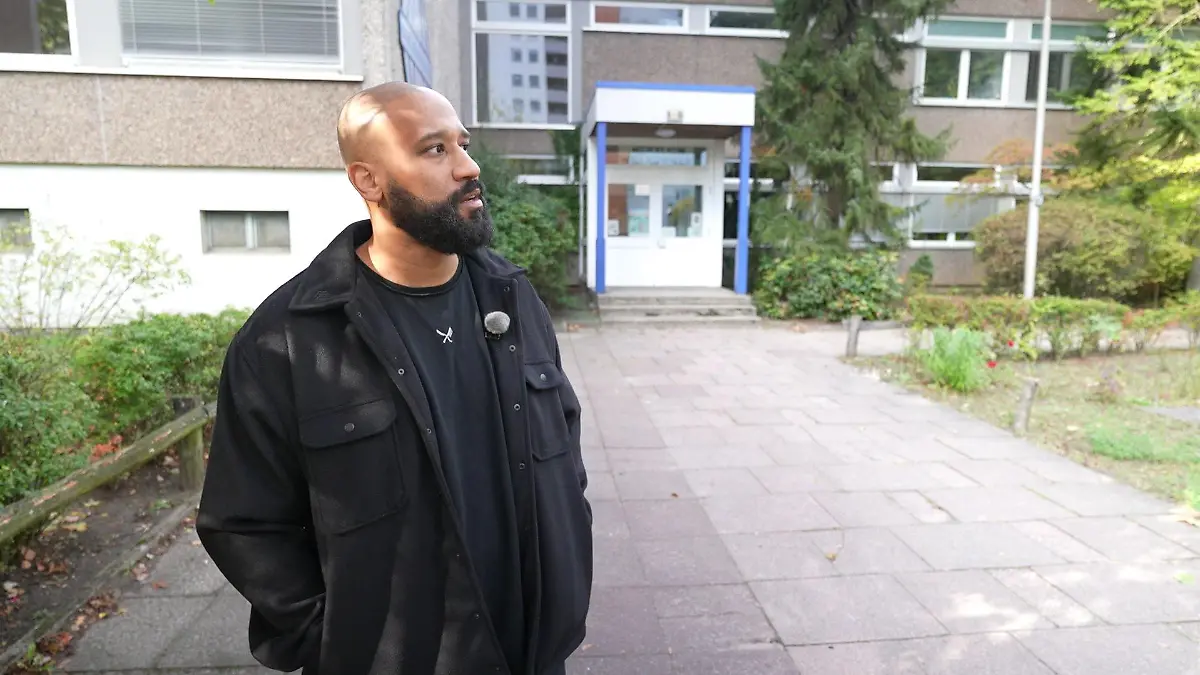 Jalil vor seiner ehemaligen Grundschule.