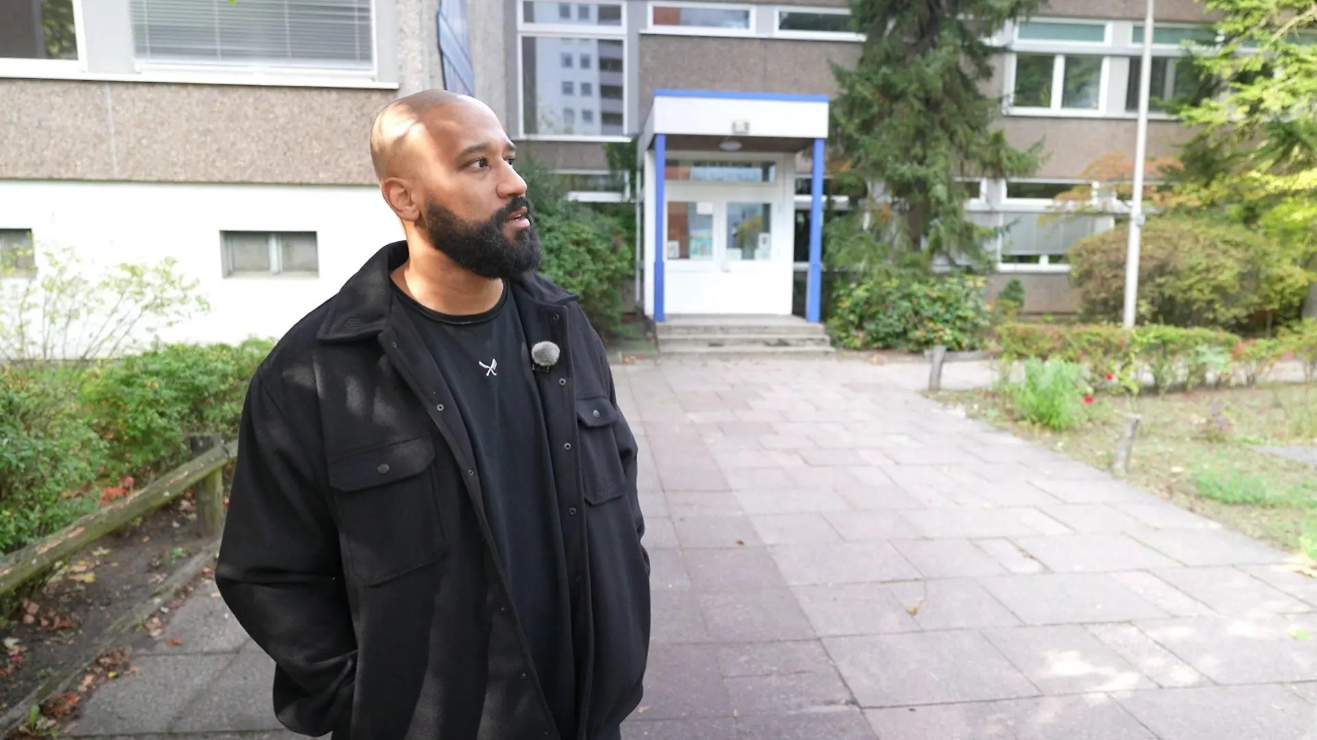 Jalil vor seiner ehemaligen Grundschule.