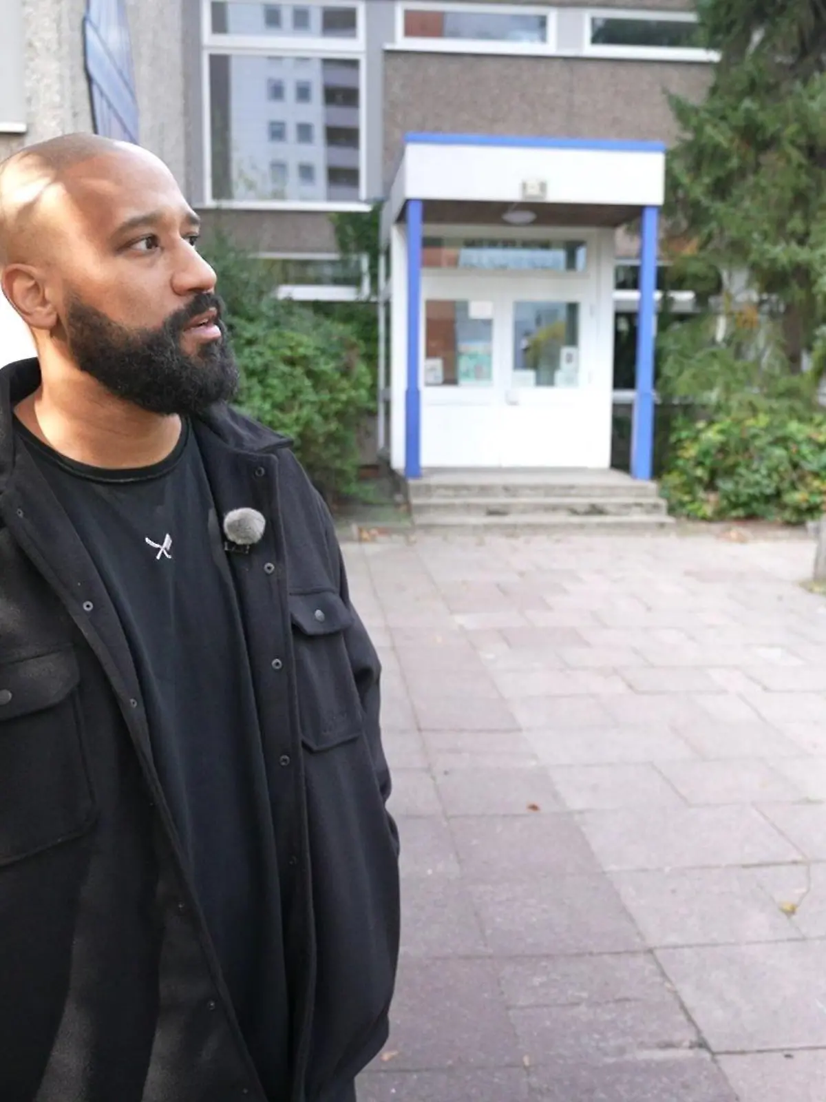 Jalil zeigt uns in Berlin die Gegend in der er aufgewachsen ist.