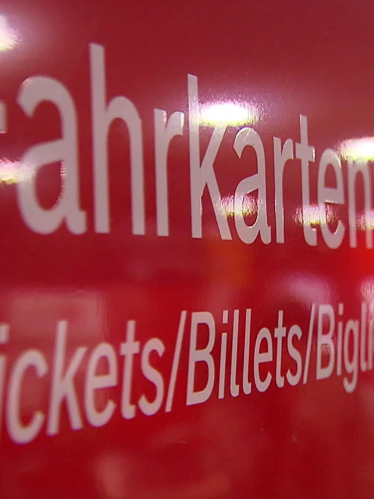 Die neuen Strecken im Winterfahrplan der Deutschen Bahn rücken durch eine andere Neuerung ein Stück weit in den Hintergrund. Denn: Die DB erhöht (mal wieder) die Preise. Wie Sie dennoch sparen können.