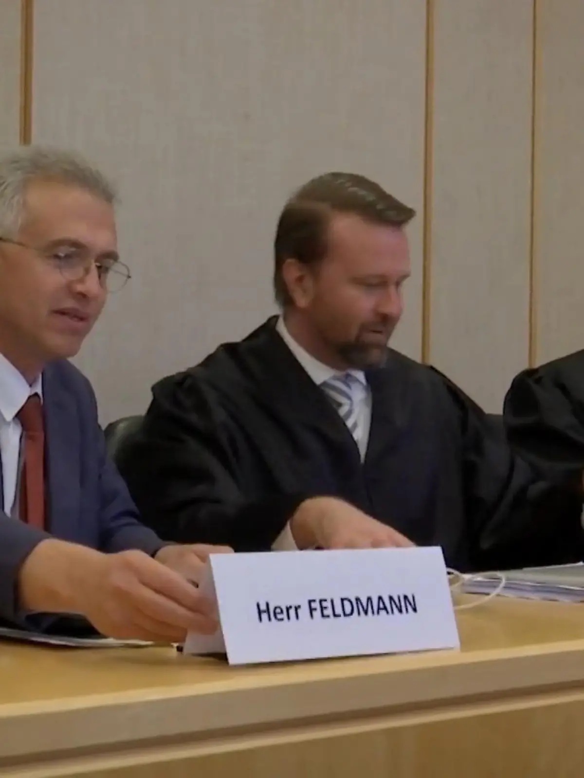 Ein letztes Mal saß Peter Feldmann gestern (09.11.) als Oberbürgermeister der Stadt Frankfurt auf der Anklagebank im AWO-Prozess. Am Freitag muss er dann sein Büro räumen, nachdem ihn die Frankfurter vergangenen Sonntag mit eindeutiger Mehrheit abgewählt hatten. Nun muss der 64-Jährige, der wegen mehrerer Skandale in die Kritik geraten war, einen weiteren Verlust hinnehmen: einer seiner Verteidiger hat sein Mandat niedergelegt.