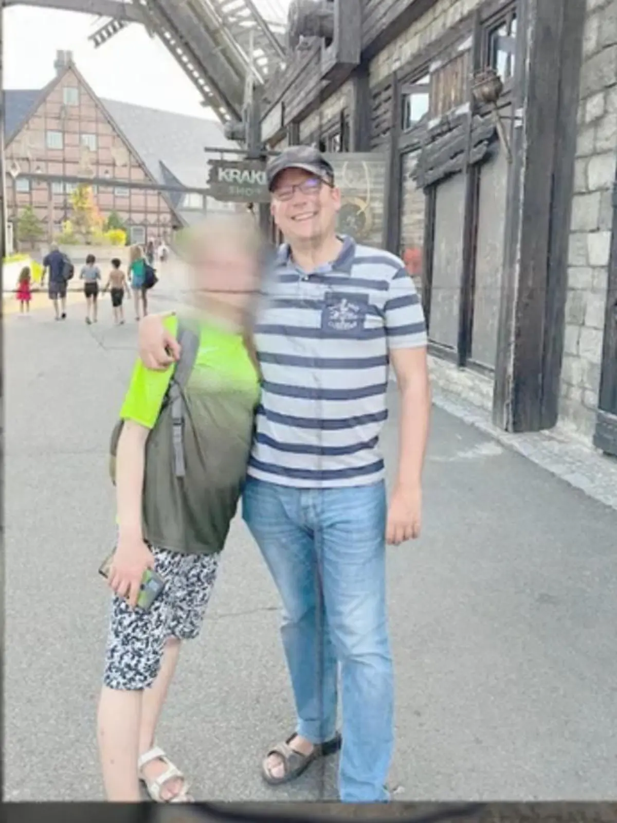 Viele Jugendliche haben auf TikTok an der Deo-Challenge teilgenommen. Doch die Folgen sind verheerend: Die 17-jährige Leonie ist schon verstorben. Ihr Vater will nun andere Eltern warnen.
