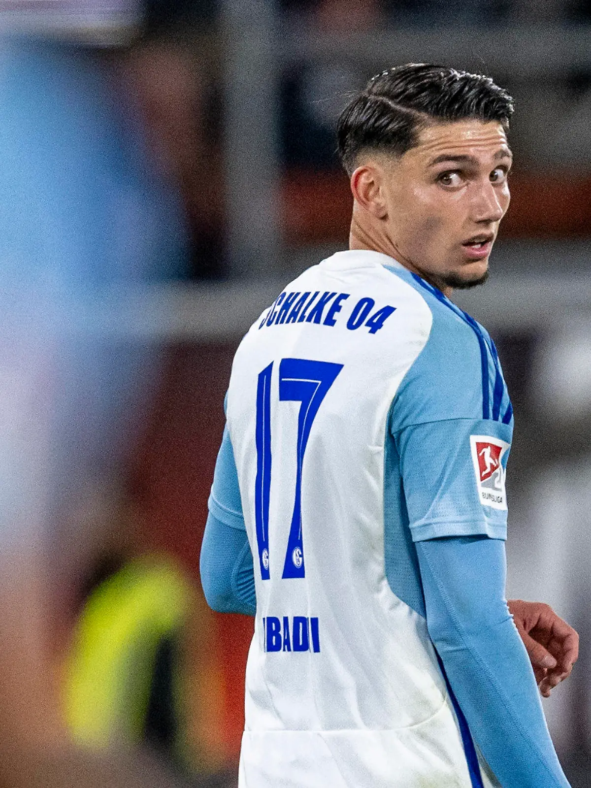 ARCHIV - 29.09.2023, Nordrhein-Westfalen, Paderborn: Fußball: 2. Bundesliga, SC Paderborn 07 - FC Schalke 04, 8. Spieltag, Home Deluxe Arena: Schalkes Yusuf Kabadayi jubelt nach seinem Tor zum 3:1. Der Spieler sorgte nun mit einem Pro-Palästina-Beitrag bei Instagram für Wirbel. (zu dpa: «Schalke-Profi Kabadayi sorgt für Wirbel mit Pro-Palästina-Post») Foto: David Inderlied/dpa - WICHTIGER HINWEIS: Gemäß den Vorgaben der DFL Deutsche Fußball Liga bzw. des DFB Deutscher Fußball-Bund ist es untersagt, in dem Stadion und/oder vom Spiel angefertigte Fotoaufnahmen in Form von Sequenzbildern und/oder videoähnlichen Fotostrecken zu verwerten bzw. verwerten zu lassen. +++ dpa-Bildfunk +++