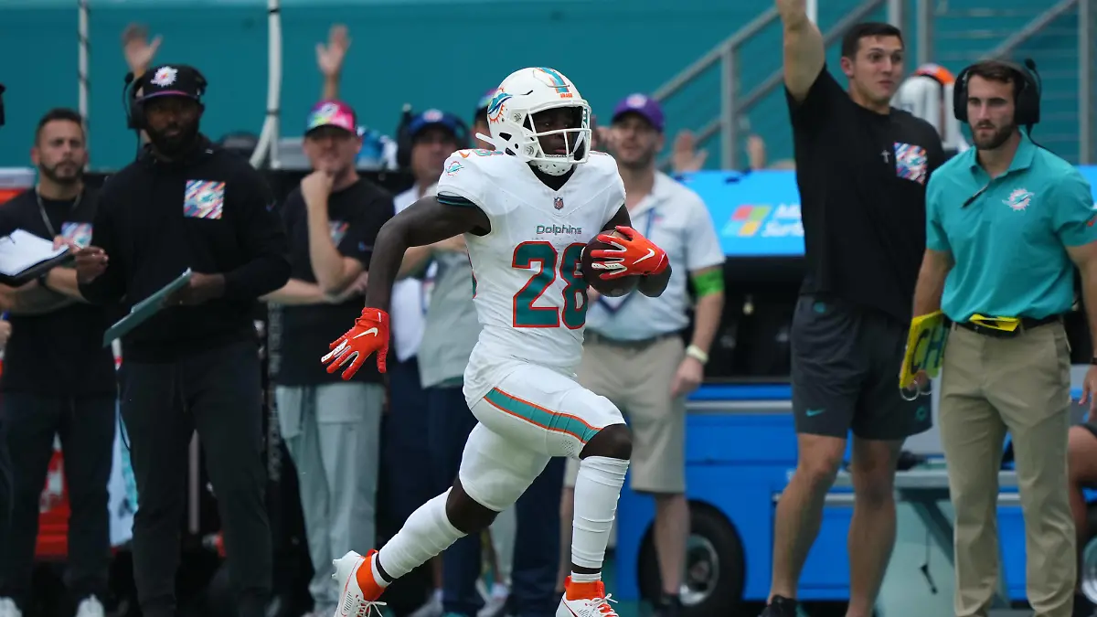 NFL, American Football Herren, USA New York Giants at Miami Dolphins Oct 8, 2023 Miami Gardens, Florida, USA Miami Dolphins running back De Von Achane 28 runs with the ball against the New York Giants during the first half at Hard Rock Stadium. Miami Gardens Hard Rock Stadium Florida USA, EDITORIAL USE ONLY PUBLICATIONxINxGERxSUIxAUTxONLY Copyright: xJasenxVinlovex 20231008_jfv_bv1_060