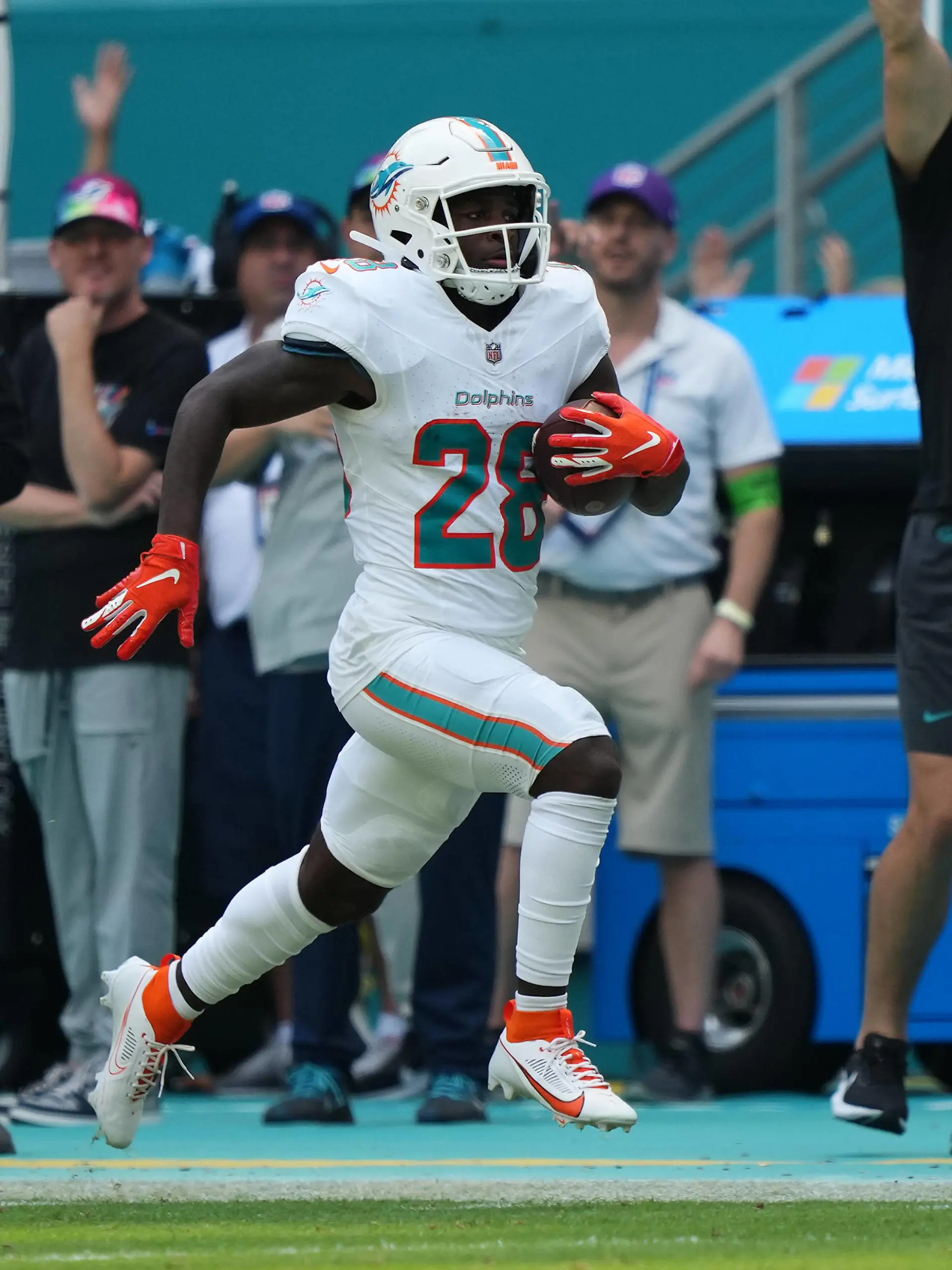 NFL, American Football Herren, USA New York Giants at Miami Dolphins Oct 8, 2023 Miami Gardens, Florida, USA Miami Dolphins running back De Von Achane 28 runs with the ball against the New York Giants during the first half at Hard Rock Stadium. Miami Gardens Hard Rock Stadium Florida USA, EDITORIAL USE ONLY PUBLICATIONxINxGERxSUIxAUTxONLY Copyright: xJasenxVinlovex 20231008_jfv_bv1_060