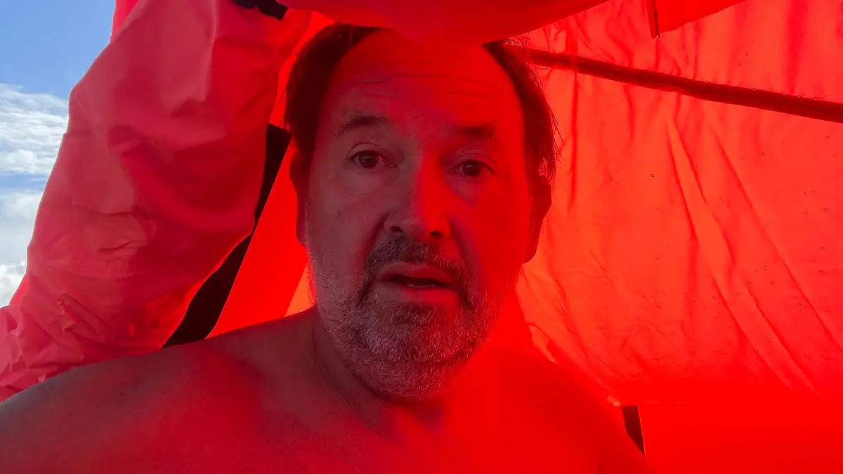 Martin Daldrup im Inneren seiner Rettungsinsel auf hoher See.