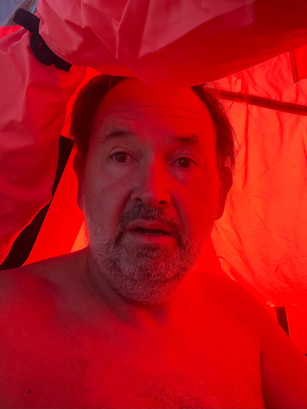 Martin Daldrup im Inneren seiner Rettungsinsel auf hoher See.