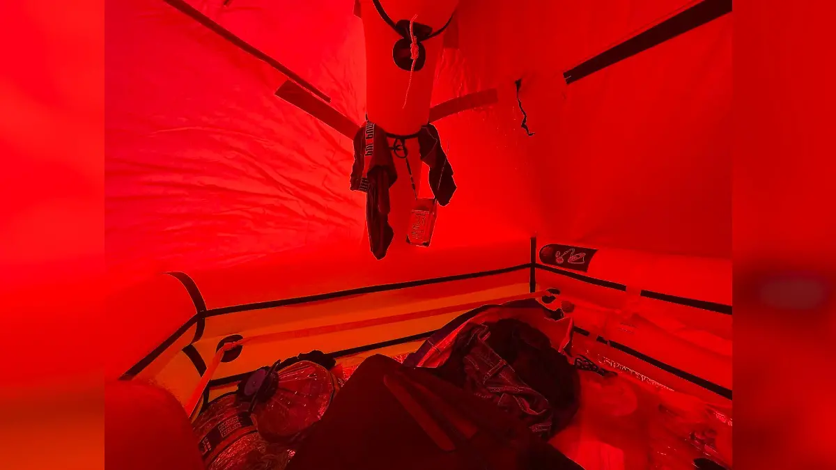 Der Segler aus Haltern (NRW) rettete das Nötigste von seinem sinkenden Schiff in die Rettungsinsel.