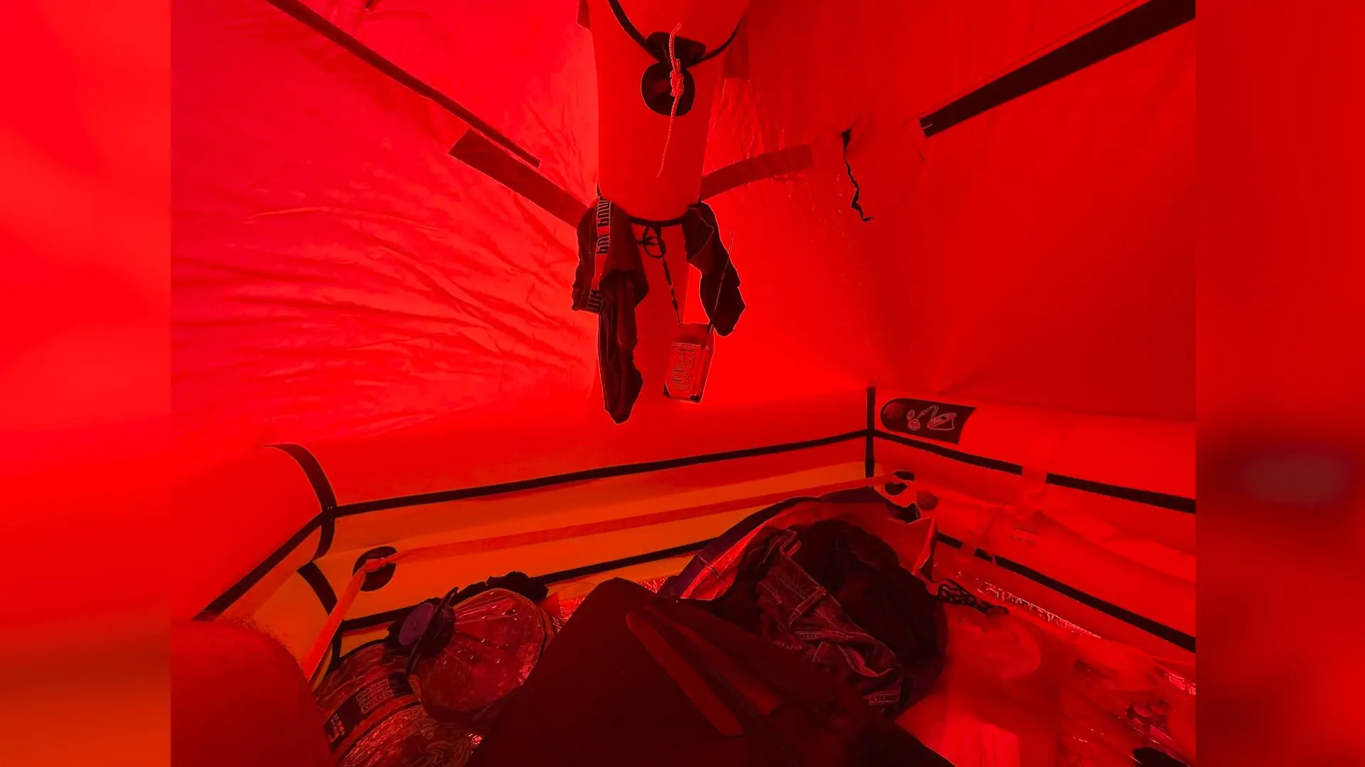 Der Segler aus Haltern (NRW) rettete das Nötigste von seinem sinkenden Schiff in die Rettungsinsel.