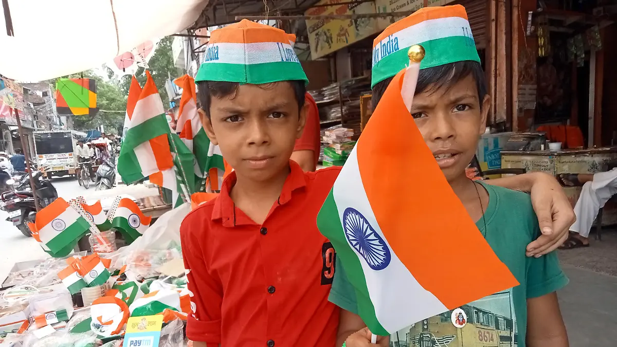 August 13, 2022, Patpar Ganj, New Delhi, India: childern buying the flags from vendor, on the occasion national nation celebrating 75th anniversary of india independent, in Patpar Gunj East Delhi on saturday (Credit Image: © Ravi Batra/ZUMA Press Wire