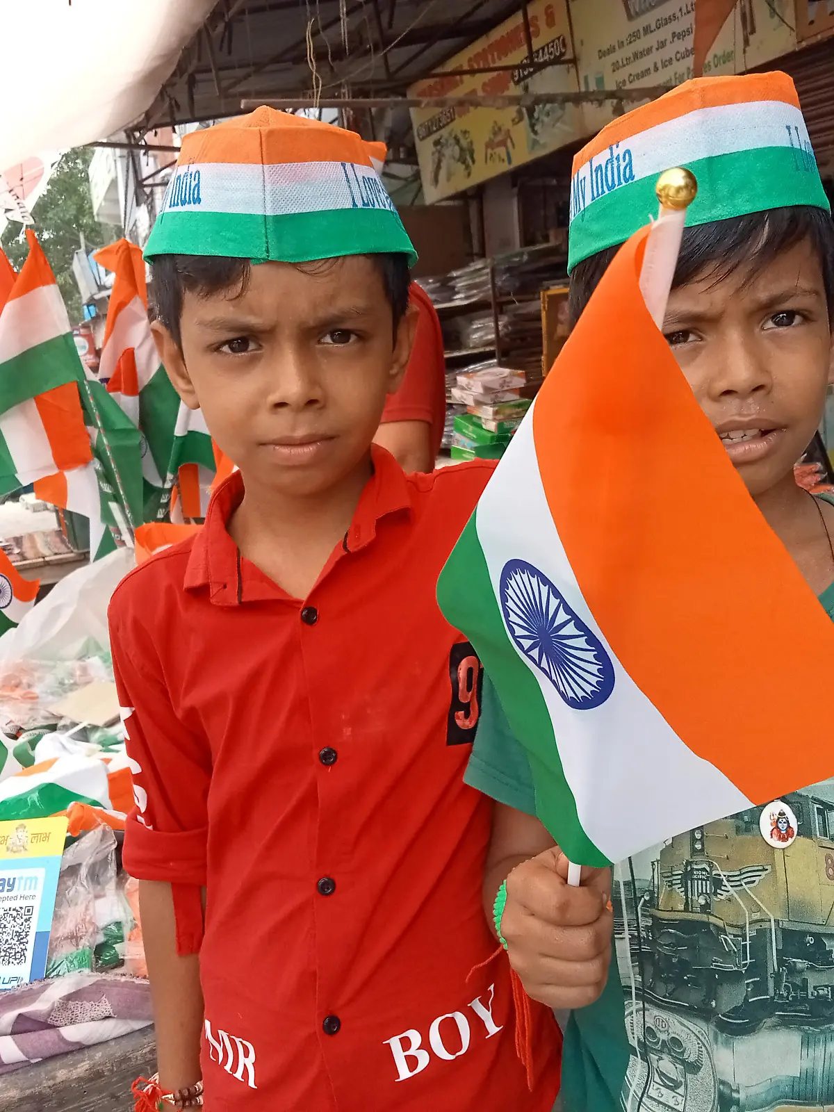 August 13, 2022, Patpar Ganj, New Delhi, India: childern buying the flags from vendor, on the occasion national nation celebrating 75th anniversary of india independent, in Patpar Gunj East Delhi on saturday (Credit Image: © Ravi Batra/ZUMA Press Wire