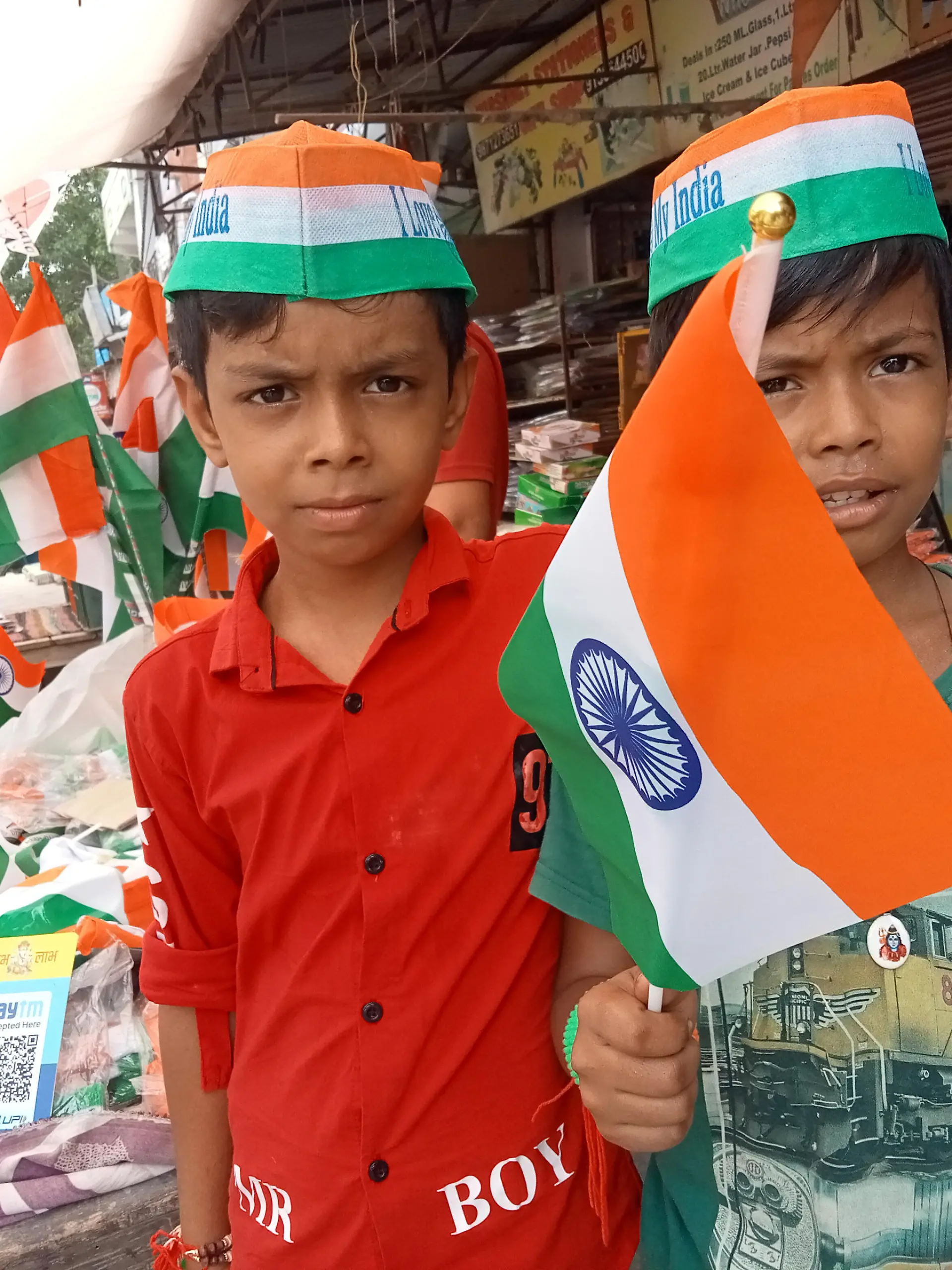 August 13, 2022, Patpar Ganj, New Delhi, India: childern buying the flags from vendor, on the occasion national nation celebrating 75th anniversary of india independent, in Patpar Gunj East Delhi on saturday (Credit Image: © Ravi Batra/ZUMA Press Wire