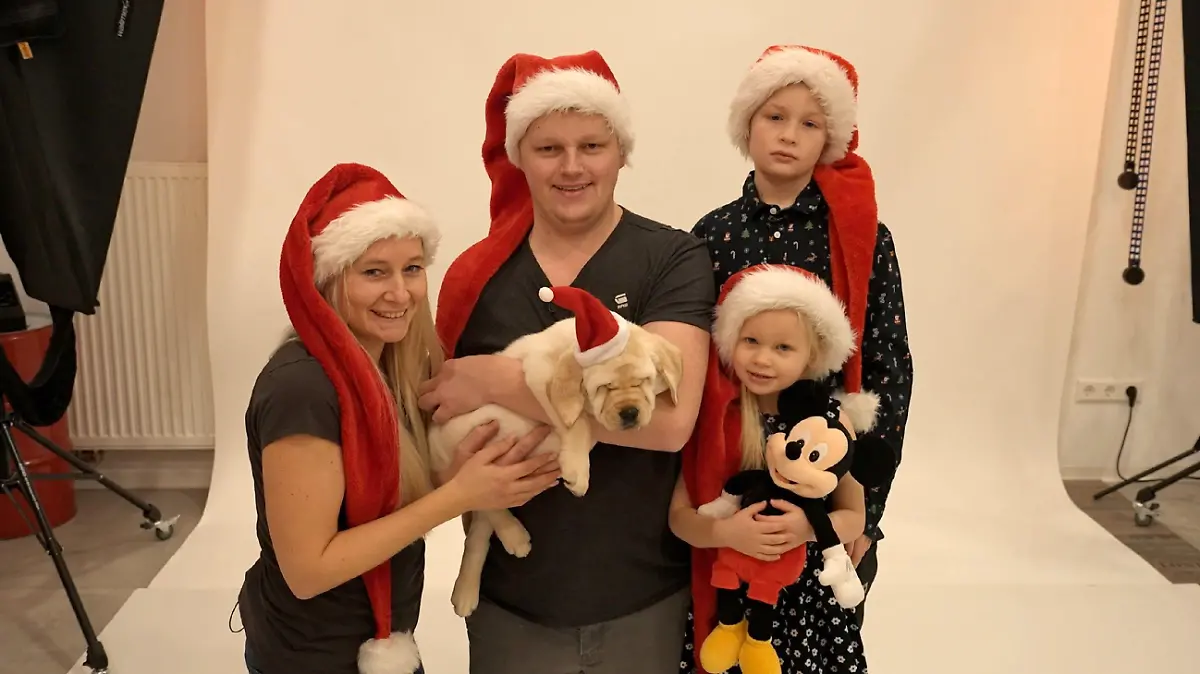 Janine und Jan Kandel mit den Kindern Leon und Lina + Labrador Emmie.

Die Verwendung des sendungsbezogenen Materials ist nur mit dem Hinweis und Verlinkung auf RTL+ gestattet.