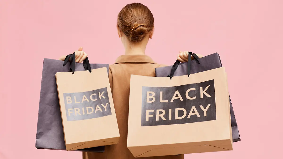 Frau beim Black-Friday-Shopping
