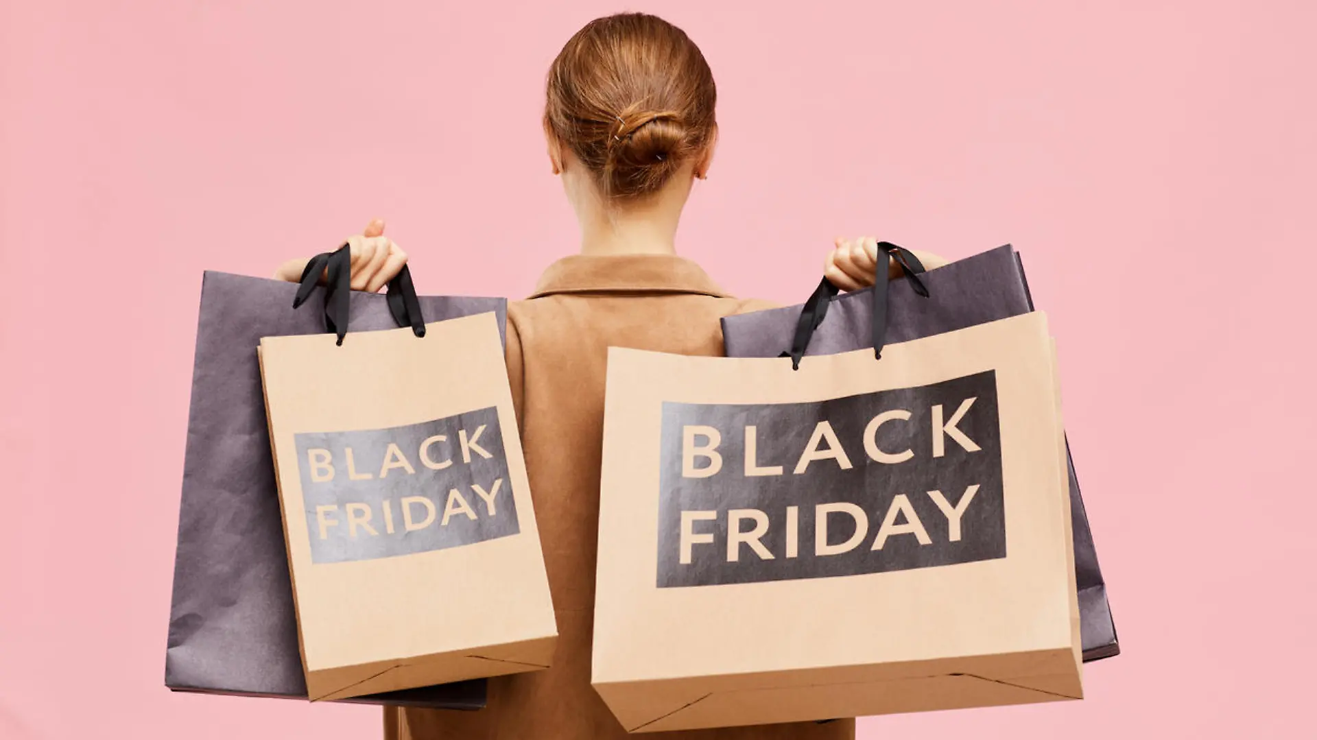 Frau beim Black-Friday-Shopping