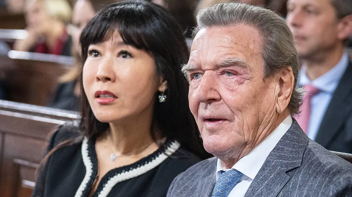 Feierlichkeiten zum Tag der Deutschen Einheit 2023 Ökumenischer Gottesdienst in der Hauptkirche St. Michaeles Michel Gerhard Schröder mit Ehefrau So-yeon Schröder-KimFeierlichkeiten zum Tag der Deutschen Einheit 2023 Ökumenischer Gottesdienst in der Hauptkirche St. Michaeles Michel Gerhard Schröder mit Ehefrau So-yeon Schröder-Kim, *** Celebrations of the Day of German Unity 2023 Ecumenical service in the main church St Michaeles Michel Gerhard Schröder with wife So yeon Schröder Kim Celebrations of the Day of German Unity 2023 Ecumenical service in the main church St Michaeles Michel Gerhard Schröder with wife So yeon Schröder Kim,