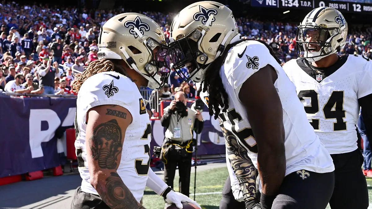 NFL, American Football Herren, USA New Orleans Saints at New England Patriots Oct 8, 2023 Foxborough, Massachusetts, USA New Orleans Saints safety Tyrann Mathieu 32 reacts with linebacker Demario Davis 56 after scoring a touchdown against the New England Patriots during the first half at Gillette Stadium. Foxborough Gillette Stadium Massachusetts USA, EDITORIAL USE ONLY PUBLICATIONxINxGERxSUIxAUTxONLY Copyright: xBrianxFluhartyx 20231008_brf_fb7_0251