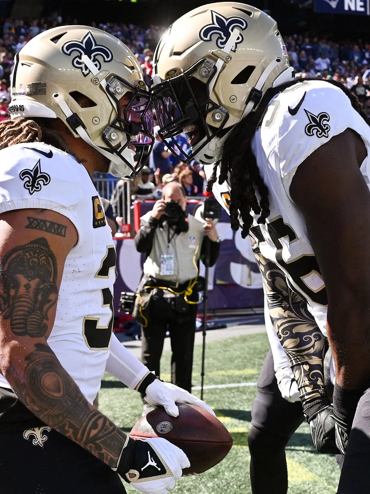 NFL, American Football Herren, USA New Orleans Saints at New England Patriots Oct 8, 2023 Foxborough, Massachusetts, USA New Orleans Saints safety Tyrann Mathieu 32 reacts with linebacker Demario Davis 56 after scoring a touchdown against the New England Patriots during the first half at Gillette Stadium. Foxborough Gillette Stadium Massachusetts USA, EDITORIAL USE ONLY PUBLICATIONxINxGERxSUIxAUTxONLY Copyright: xBrianxFluhartyx 20231008_brf_fb7_0251