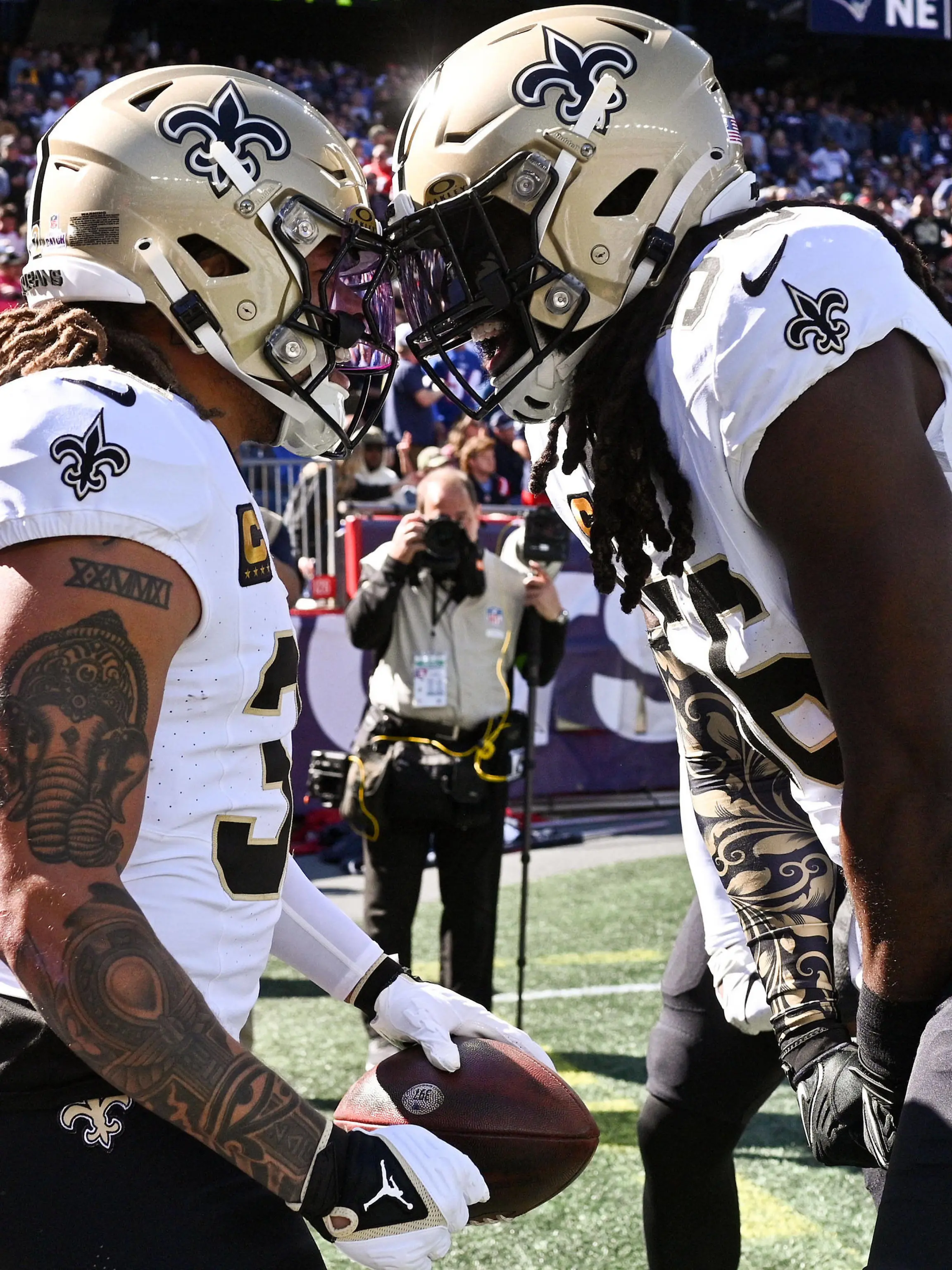 NFL, American Football Herren, USA New Orleans Saints at New England Patriots Oct 8, 2023 Foxborough, Massachusetts, USA New Orleans Saints safety Tyrann Mathieu 32 reacts with linebacker Demario Davis 56 after scoring a touchdown against the New England Patriots during the first half at Gillette Stadium. Foxborough Gillette Stadium Massachusetts USA, EDITORIAL USE ONLY PUBLICATIONxINxGERxSUIxAUTxONLY Copyright: xBrianxFluhartyx 20231008_brf_fb7_0251