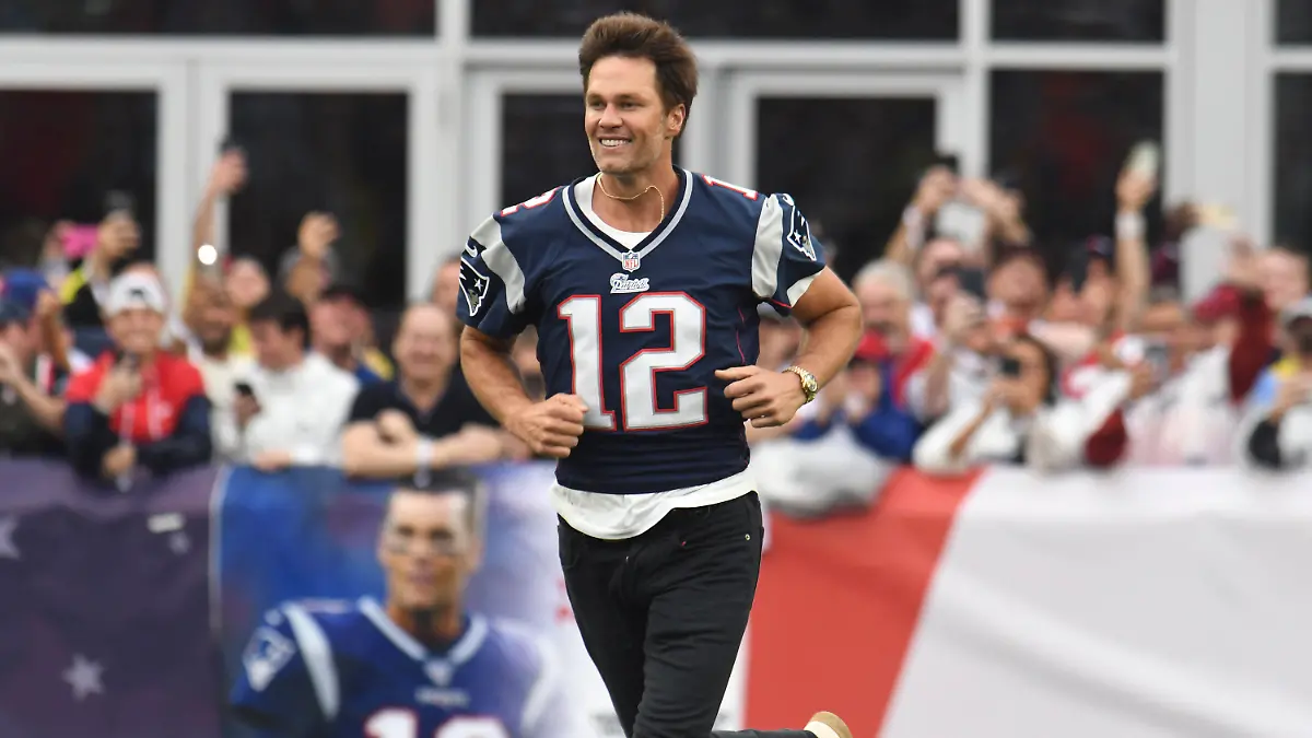10.09.2023, USA, Foxborough: American Football: Profiliga NFL, New England Patriots - Philadelphia Eagles; Hauptrunde, Hauptrunde-Partien, 1. Spieltag: Tom Brady, ehemaliger Quarterback der New England Patriots, läuft in der Halbzeitpause auf das Spielfeld. Foto: Michael Dwyer/AP/dpa +++ dpa-Bildfunk +++