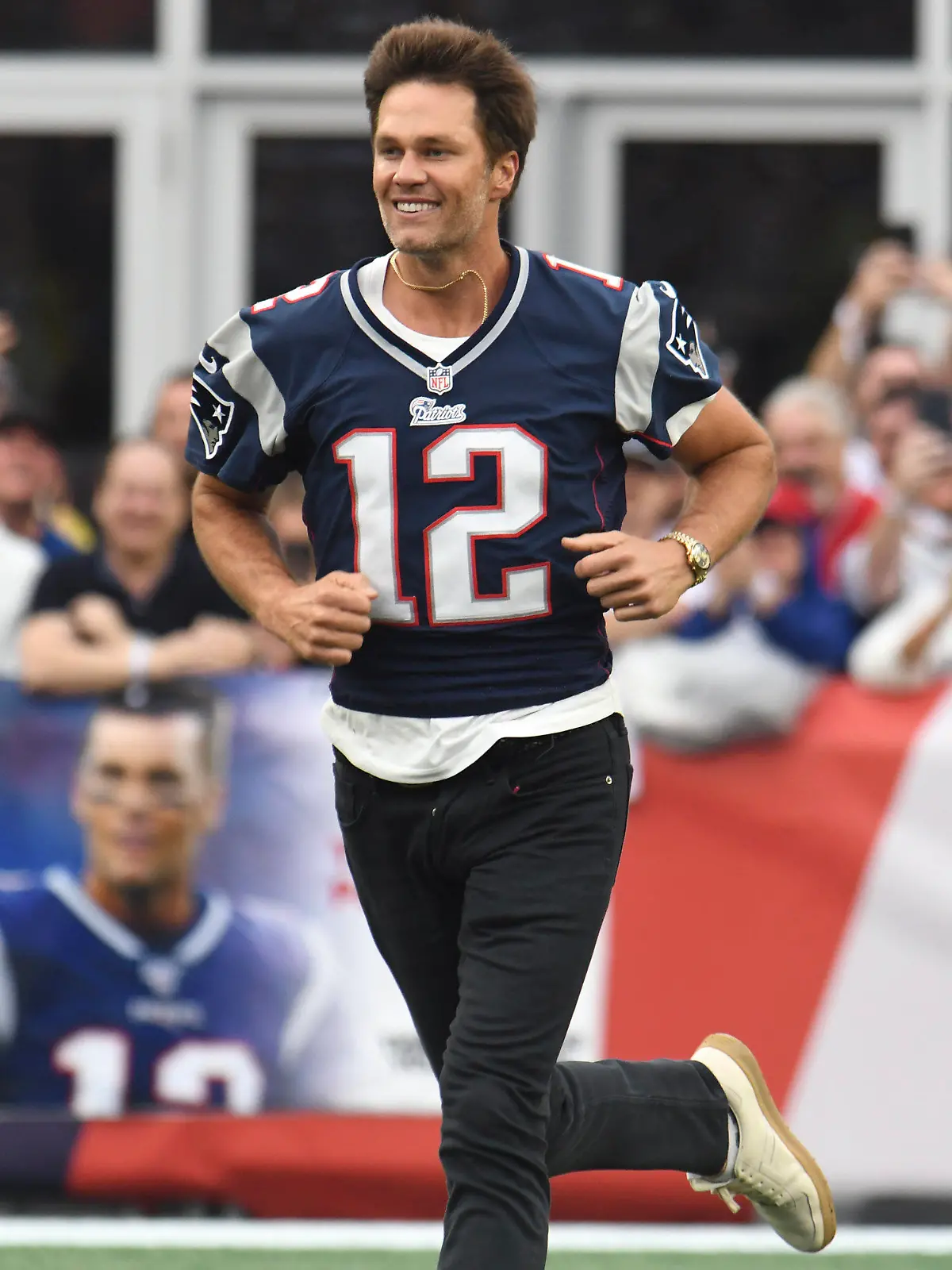 10.09.2023, USA, Foxborough: American Football: Profiliga NFL, New England Patriots - Philadelphia Eagles; Hauptrunde, Hauptrunde-Partien, 1. Spieltag: Tom Brady, ehemaliger Quarterback der New England Patriots, läuft in der Halbzeitpause auf das Spielfeld. Foto: Michael Dwyer/AP/dpa +++ dpa-Bildfunk +++