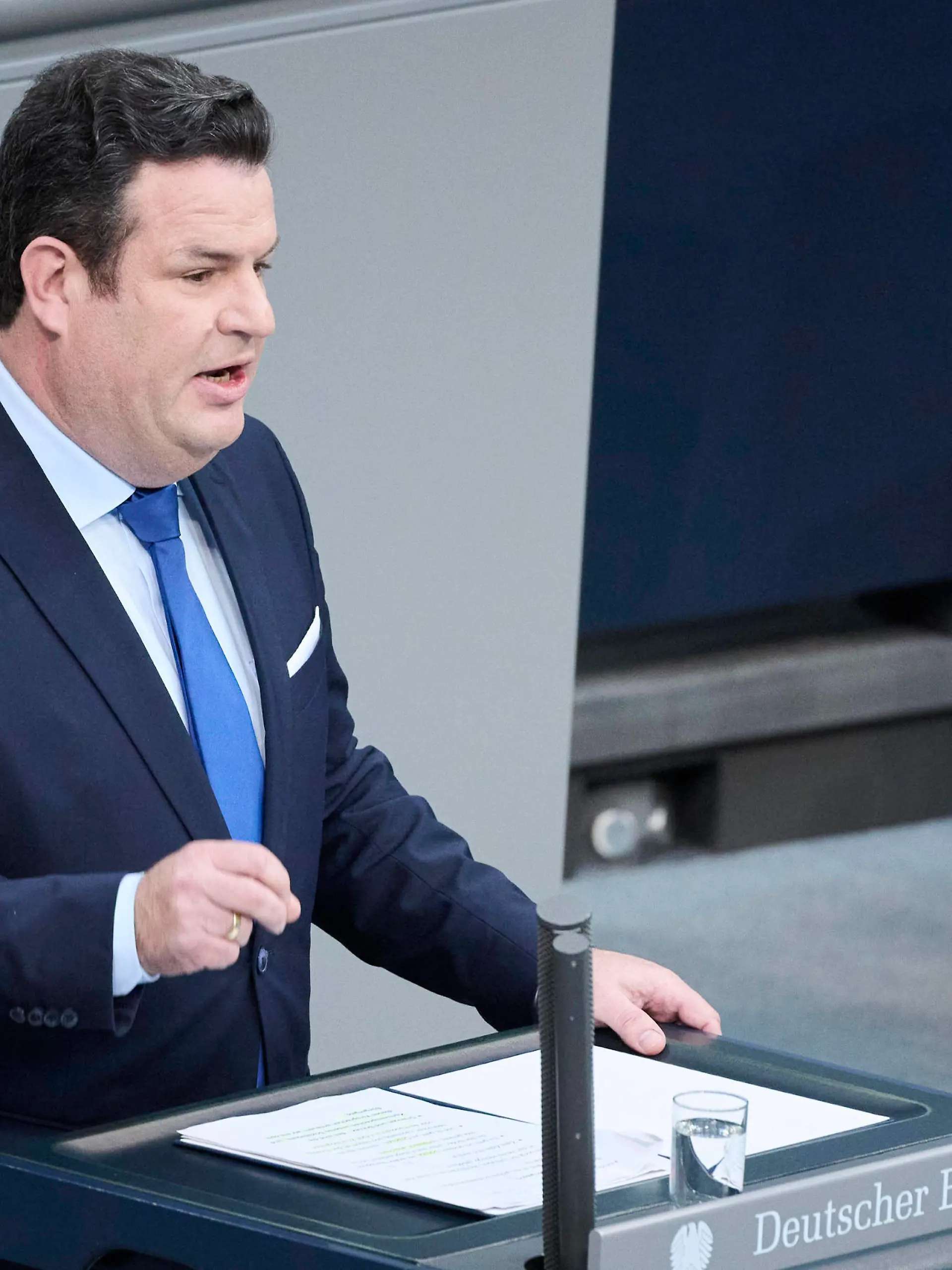  Plenarsitzung im Bundestag in Berlin Hubertus Heil Bundesminister für Arbeit und Soziales, SPD während der Sitzung des Deutschen Bundestags am 10.11.2022 in Berlin. Berlin Bundestag Berlin Deutschland *** Plenary session in the Bundestag in Berlin Hubertus Heil Federal Minister of Labor and Social Affairs, SPD during the session of the German Bundestag on 10 11 2022 in Berlin Berlin Bundestag Berlin Germany