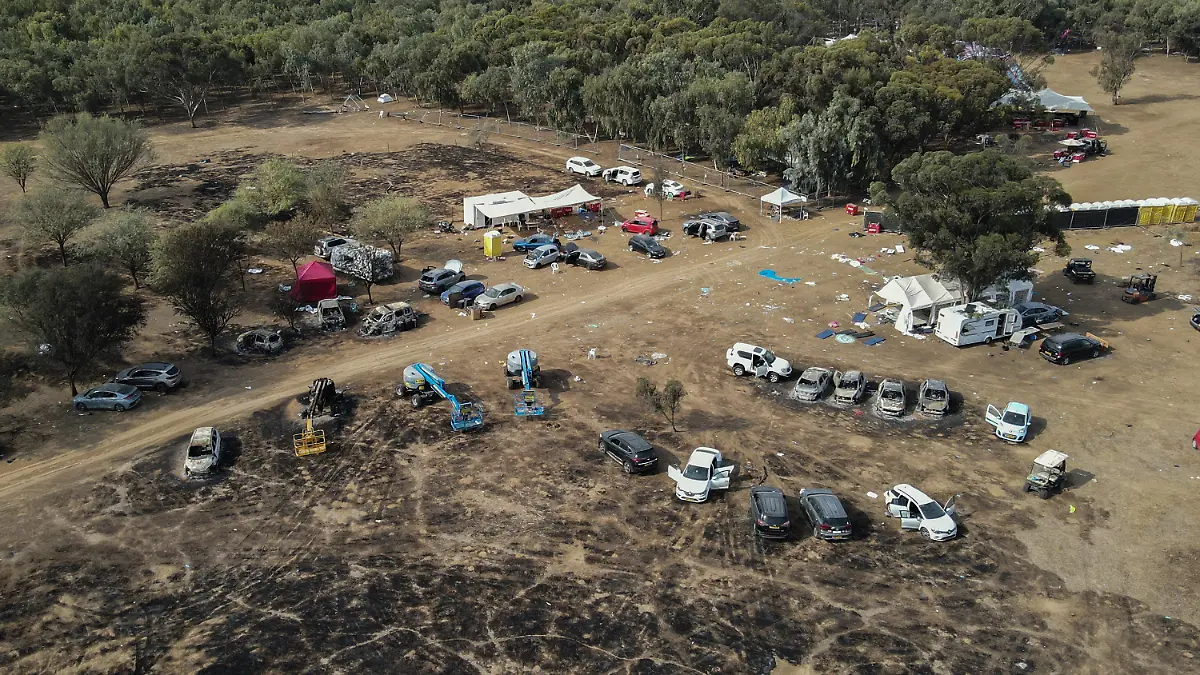 10.10.2023, Israel, Re'im: Ein Blick auf die Zerstörung auf dem Gelände des elektronischen Musikfestivals Supernova nach dem tödlichen Anschlag islamistischer Hamas-Kämpfer vom 07.10.2023, bei dem 260 Menschen starben und mehr als 100 Menschen als Geiseln genommen wurden, wie die Rettungsagentur ZAKA mitteilte. Foto: Ilia Yefimovich/dpa +++ dpa-Bildfunk +++