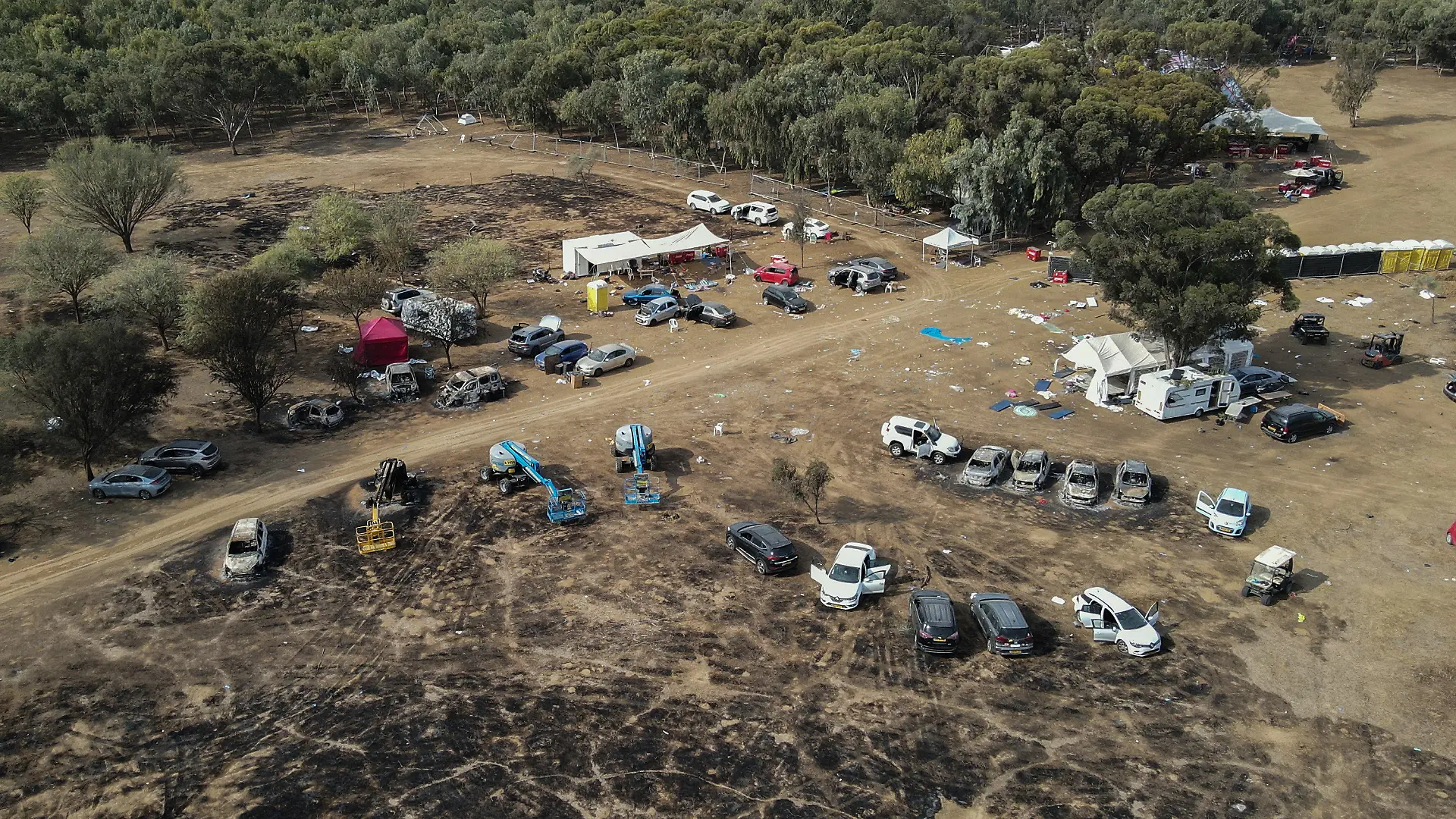 10.10.2023, Israel, Re'im: Ein Blick auf die Zerstörung auf dem Gelände des elektronischen Musikfestivals Supernova nach dem tödlichen Anschlag islamistischer Hamas-Kämpfer vom 07.10.2023, bei dem 260 Menschen starben und mehr als 100 Menschen als Geiseln genommen wurden, wie die Rettungsagentur ZAKA mitteilte. Foto: Ilia Yefimovich/dpa +++ dpa-Bildfunk +++