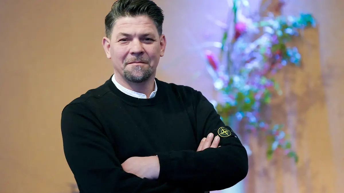 ARCHIV - 26.09.2022, Hamburg: TV-Koch Tim Mälzer steht im Studio des Restaurants «Bullerei». Ende des Jahres soll die vergünstigte Mehrwertsteuer von sieben Prozent für Speisen in der Gastronomie auslaufen. Keine gute Idee, findet Starkoch Tim Mälzer und fordert ein Umdenken.(zu dpa "Tim Mälzer zu Steuern: «Das ist unser Recht, ganz einfach»") Foto: Marcus Brandt/dpa +++ dpa-Bildfunk +++