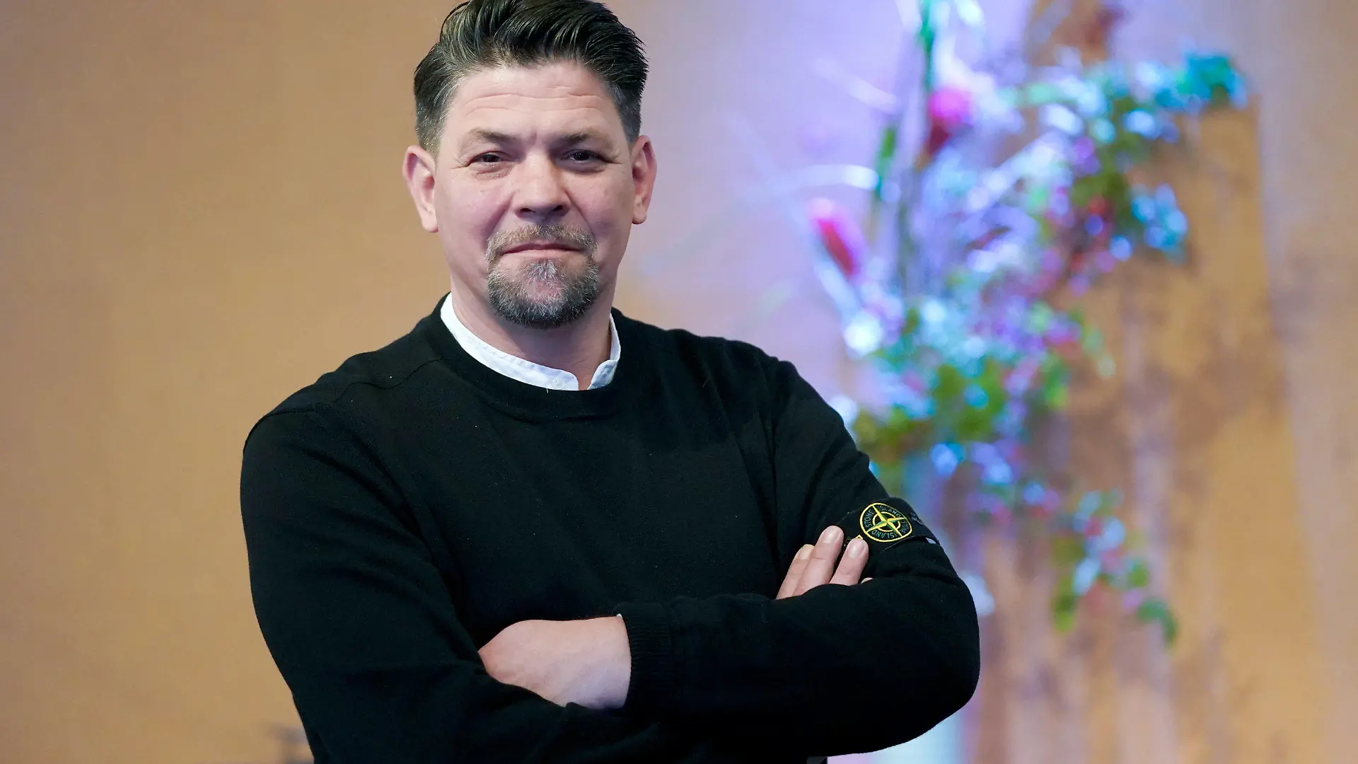 ARCHIV - 26.09.2022, Hamburg: TV-Koch Tim Mälzer steht im Studio des Restaurants «Bullerei». Ende des Jahres soll die vergünstigte Mehrwertsteuer von sieben Prozent für Speisen in der Gastronomie auslaufen. Keine gute Idee, findet Starkoch Tim Mälzer und fordert ein Umdenken.(zu dpa "Tim Mälzer zu Steuern: «Das ist unser Recht, ganz einfach»") Foto: Marcus Brandt/dpa +++ dpa-Bildfunk +++