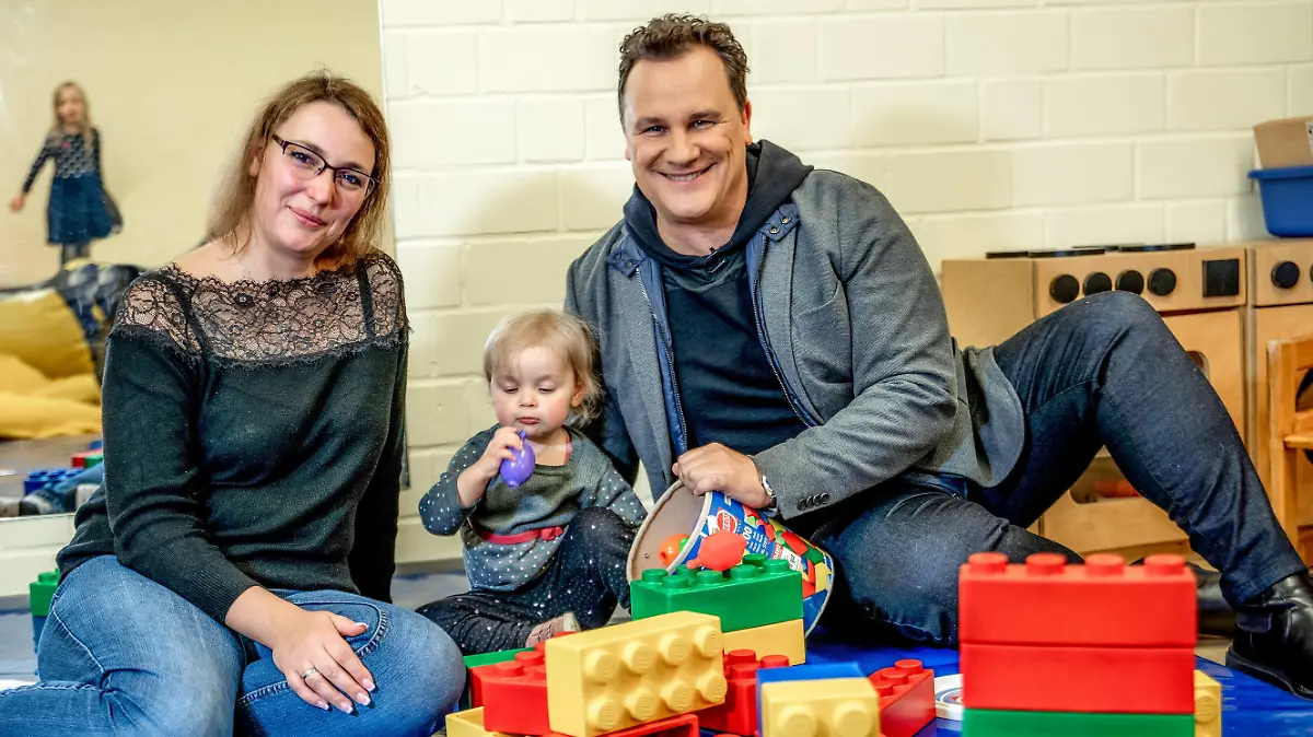 Guido Maria Kretschmer zu Besuch im Neurologischen Rehabilitationszentrum Friedehorst in Bremen. Der Modedesigner engagiert sich seit 2013 als Projektpate von _RTL _ Wir helfen Kindern_ für kleine Schlaganfall:patientinnen. Er lernt die kleine Amelia und ihre Familie kennen.
Achtung: Bei Veröffentlichung müssen "RTL-Spendenmarathon", bzw. "Stiftung RTL - Wir helfen Kindern" erwähnt werden!! Die Verwendung des sendungsbezogenen Materials ist nur mit dem Hinweis und Verlinkung auf RTL+ gestattet.