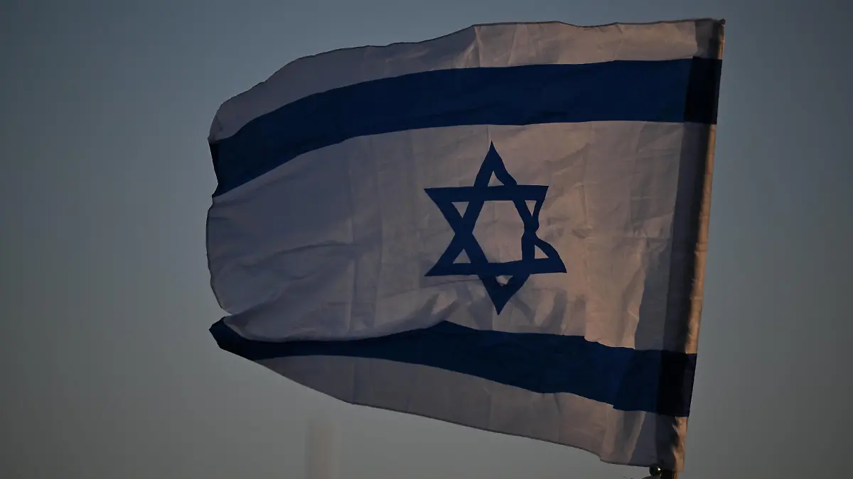 ISRAEL VICTIMS VIGIL SYDNEY, An Israeli flag seen during a vigil for Israeli victims of Hamas at Rodney Reserve in in Sydney, Wednesday, October 11, 2023. ACHTUNG: NUR REDAKTIONELLE NUTZUNG, KEINE ARCHIVIERUNG UND KEINE BUCHNUTZUNG SYDNEY NEW SOUTH WALES AUSTRALIA PUBLICATIONxNOTxINxAUSxNZLxPNGxFIJxVANxSOLxTGA Copyright: xDEANxLEWINSx 20231011001851082365