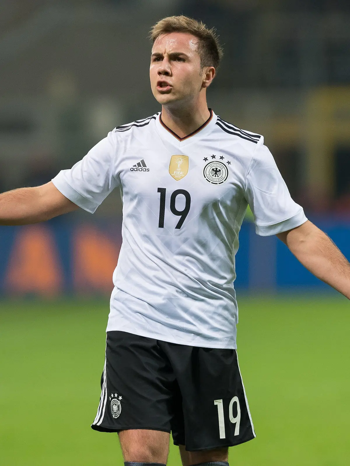 ARCHIV - 15.11.2016, Italien, Mailand. Fußball: Länderspiele, Italien - Deutschland in Stadio Giuseppe Meazza. Deutschlands Mario Götze steht mit ausgebreiteten Armen auf dem Platz und gibt Anweisungen. (zu dpa-Meldung: «WM-Siegtorschütze Götze nicht im deutschen WM-Kader » vom 15.05.2018) Foto: Guido Kirchner/dpa +++ dpa-Bildfunk +++