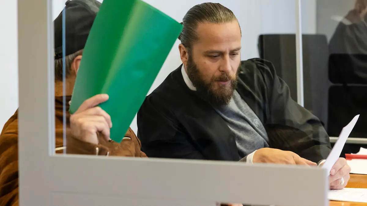 09.11.2022, Schleswig-Holstein, Kiel: Verteidiger Philip Seehusen (r) sitzt neben dem Angeklagten im Verhandlungssaal. Dem 57-jährigen Mann wird versuchte Anstiftung zum Mord vorgeworfen. Er soll seinen zwölf Jahre alten Neffen im Zeitraum 2017 bis Frühsommer 2018 in Kiel wiederholt aufgefordert haben, die eigene Mutter zu töten. Zudem soll der Angeklagte im April 2018 die Mutter des Zwölfjährigen mit kochendem Wasser übergossen haben. Die Frau erlitt Verbrühungen. Foto: Frank Molter/dpa +++ dpa-Bildfunk +++