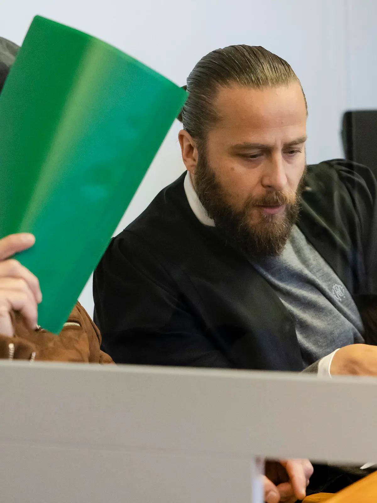 09.11.2022, Schleswig-Holstein, Kiel: Verteidiger Philip Seehusen (r) sitzt neben dem Angeklagten im Verhandlungssaal. Dem 57-jährigen Mann wird versuchte Anstiftung zum Mord vorgeworfen. Er soll seinen zwölf Jahre alten Neffen im Zeitraum 2017 bis Frühsommer 2018 in Kiel wiederholt aufgefordert haben, die eigene Mutter zu töten. Zudem soll der Angeklagte im April 2018 die Mutter des Zwölfjährigen mit kochendem Wasser übergossen haben. Die Frau erlitt Verbrühungen. Foto: Frank Molter/dpa +++ dpa-Bildfunk +++