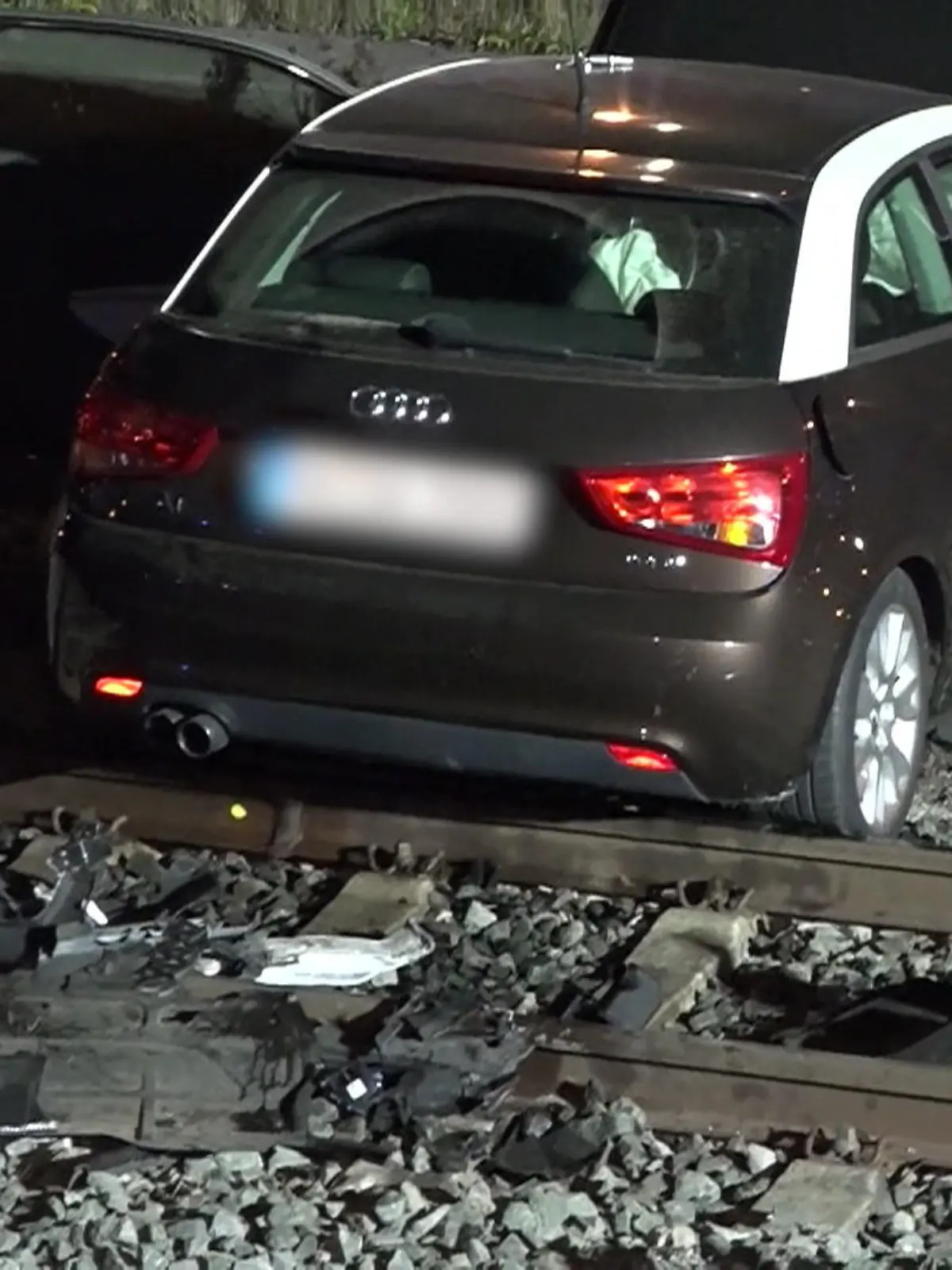 Bild zu: "Frau aus Gleisbett gerettet"