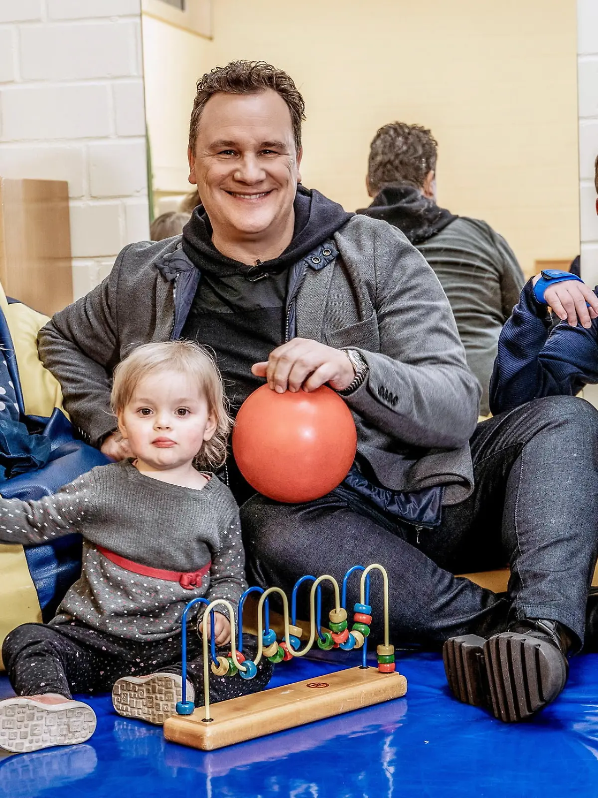 Guido Maria Kretschmer zu Besuch im Neurologischen Rehabilitationszentrum Friedehorst in Bremen. Der Modedesigner engagiert sich seit 2013 als Projektpate von _RTL _ Wir helfen Kindern_ für kleine Schlaganfall:patientinnen. Er lernt die kleine Amelia und ihre Familie kennen. 

Achtung: Bei Veröffentlichung müssen "RTL-Spendenmarathon", bzw. "Stiftung RTL - Wir helfen Kindern" erwähnt werden!!  Die Verwendung des sendungsbezogenen Materials ist nur mit dem Hinweis und Verlinkung auf RTL+ gestattet.