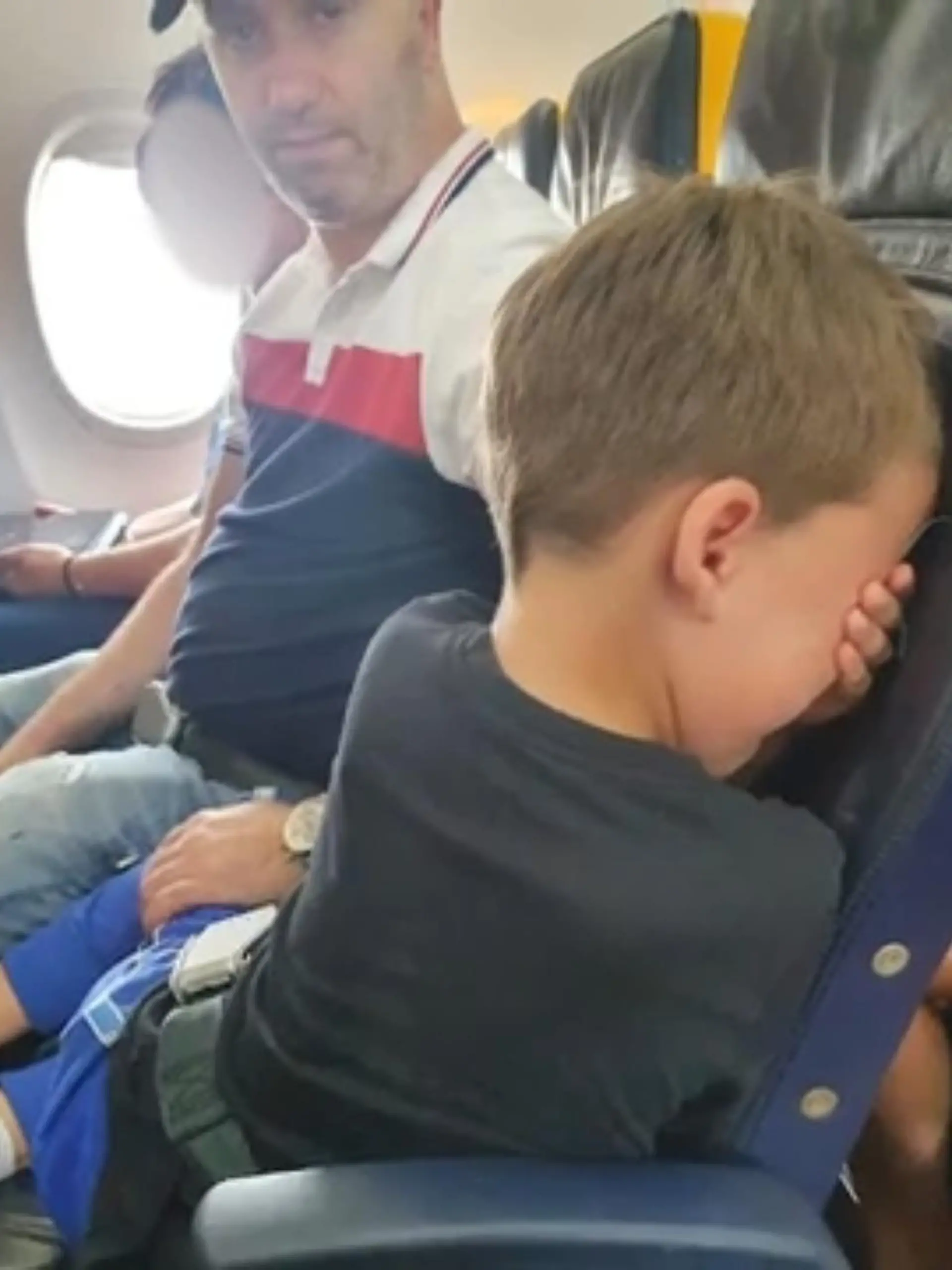 So hatte sich der 6-Jährige Ryan Bandli seinen Rückflug nach Hause wohl nicht vorgestellt. Auf dem Weg von Budapest nach Manchester soll für den kleinen nervösen Passagier eigentlich extra ein Fensterplatz reserviert sein. Problem nur: eine andere Frau hat den Platz auch reserviert! Laut der Fluggesellschaft Ryanair gab es ein technisches Problem und der Platzt wurde anderweitig vergeben. Sehr zum Leid von Ryan! Wie der Junge darauf reagiert, sehen Sie hier im Video!