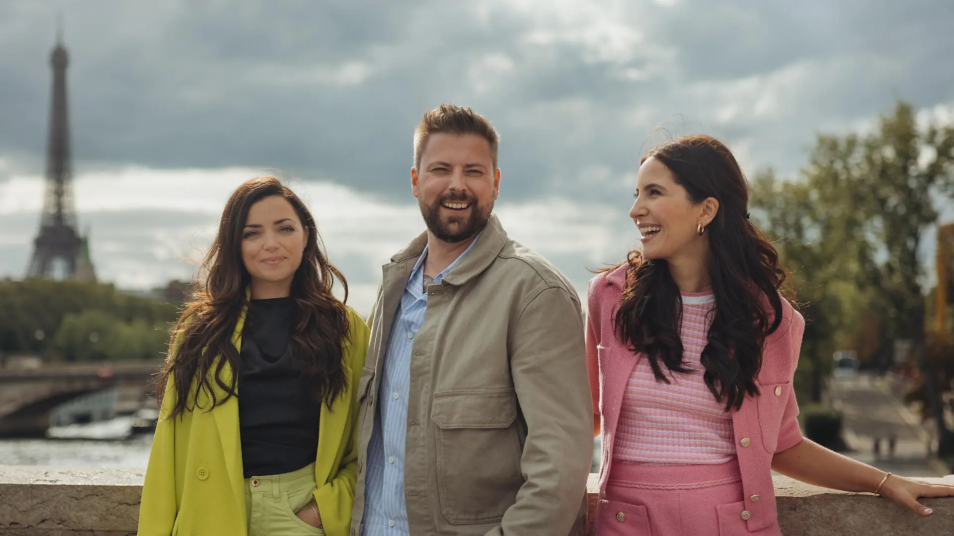 Anne Menden (l.), Felix von Jascheroff und Chryssanthi Kavazi
Die Verwendung des sendungsbezogenen Materials ist nur mit dem Hinweis und Verlinkung auf RTL+ gestattet.