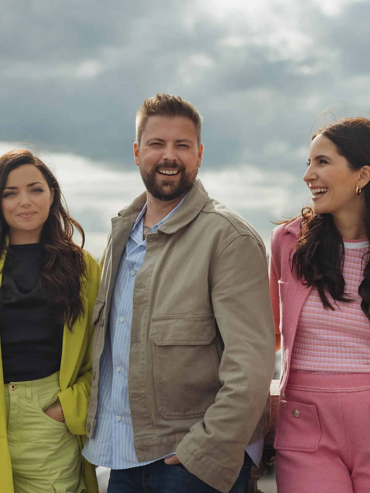 Anne Menden (l.), Felix von Jascheroff und Chryssanthi Kavazi

Die Verwendung des sendungsbezogenen Materials ist nur mit dem Hinweis und Verlinkung auf RTL+ gestattet.