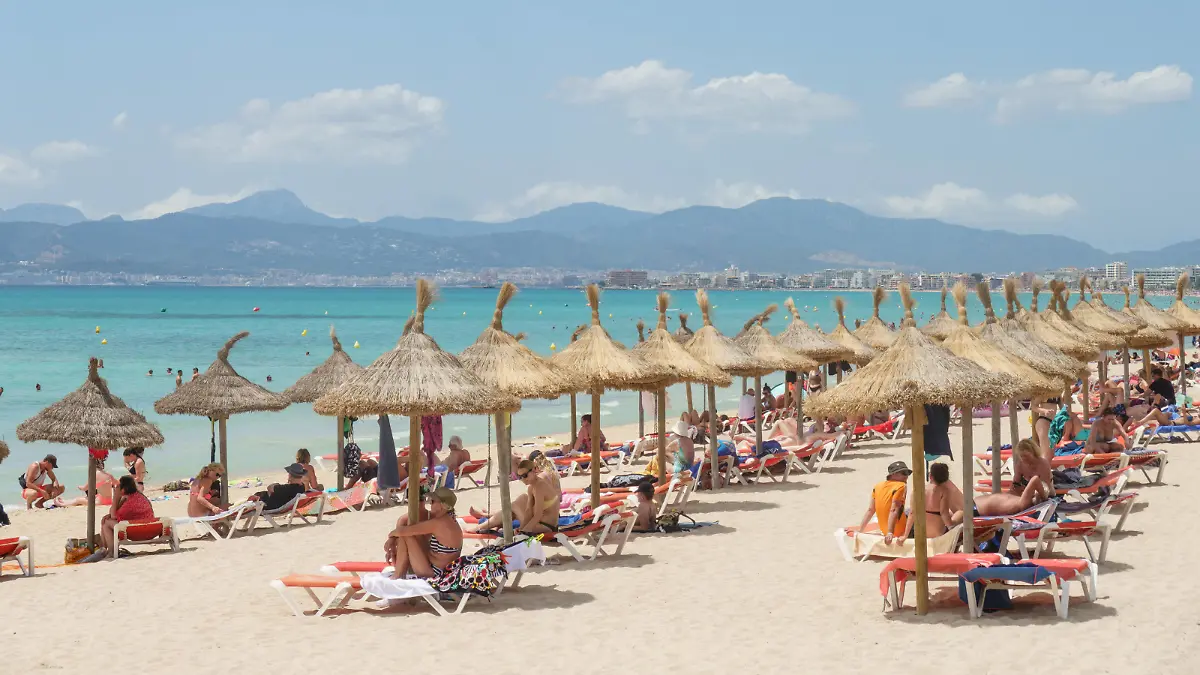 Strandszene an der Playa de Palma und Bucht von Palma im Sommer 2023 - Standabschnit SArenalStrandszene an der Playa de Palma und Bucht von Palma im Sommer 2023 - Standabschnit SArenal, Palma Mallorca Spanien Playa de Palma *** Beach scene at the Playa de Palma and Bay of Palma in summer 2023 Stand section SArenal Beach scene at the Playa de Palma and Bay of Palma in summer 2023 Stand section SArenal, Palma Mallorca Spain Playa de Palma