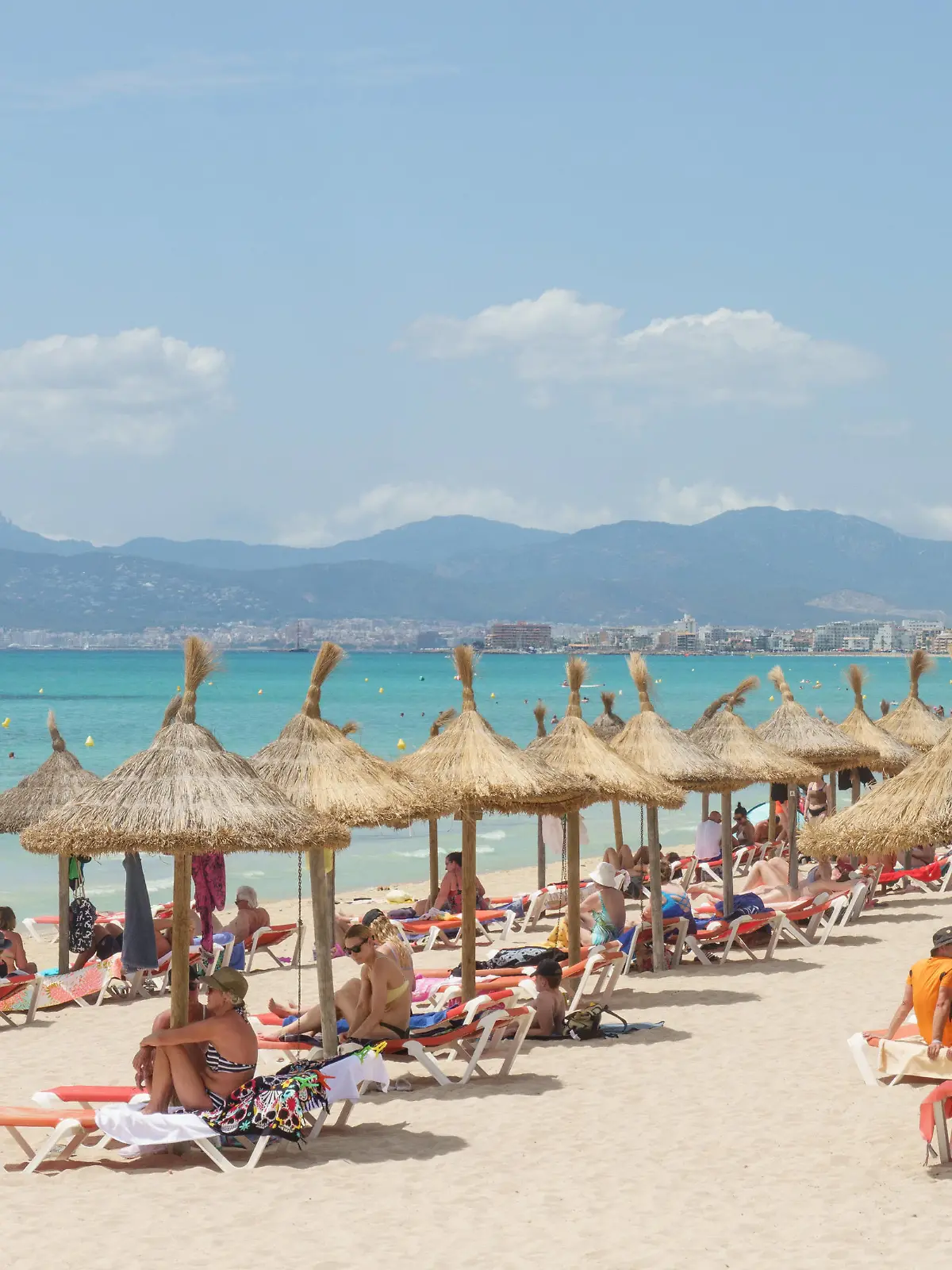 Strandszene an der Playa de Palma und Bucht von Palma im Sommer 2023 - Standabschnit SArenalStrandszene an der Playa de Palma und Bucht von Palma im Sommer 2023 - Standabschnit SArenal, Palma Mallorca Spanien Playa de Palma *** Beach scene at the Playa de Palma and Bay of Palma in summer 2023 Stand section SArenal Beach scene at the Playa de Palma and Bay of Palma in summer 2023 Stand section SArenal, Palma Mallorca Spain Playa de Palma