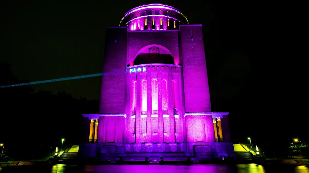 11.10.2023, Hamburg: Das Planetarium im Stadtpark ist während einer Aktion der Organisation "Plan International" zum Weltmädchentag in pink beleuchtet. Foto: Daniel Bockwoldt/dpa +++ dpa-Bildfunk +++