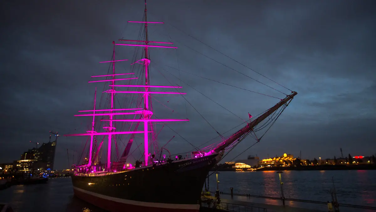 Die Masten des Museumsschiffs Rickmer Rickmers sind am 08.10.2014 in Hamburg  pink beleuchtet. Mit dieser Beleuchtungsaktion wird auf den Weltmädchentag am 11. Oktober hingewiesen. Foto: Axel Heimken/dpa +++(c) dpa - Bildfunk+++