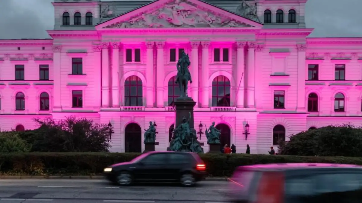 Beleuchtungsaktion zum Weltmädchentag