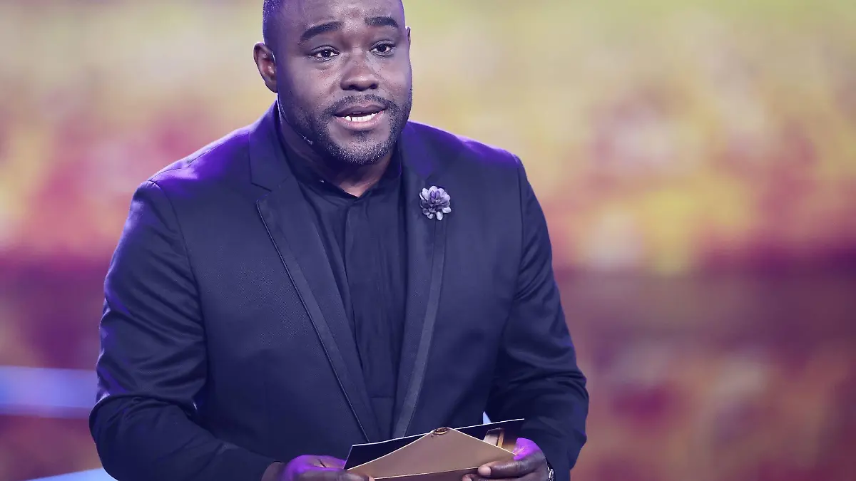 Der Koch Nelson Müller steht beim Deutschen Fernsehpreis 2023 als Laudator auf der Bühne.