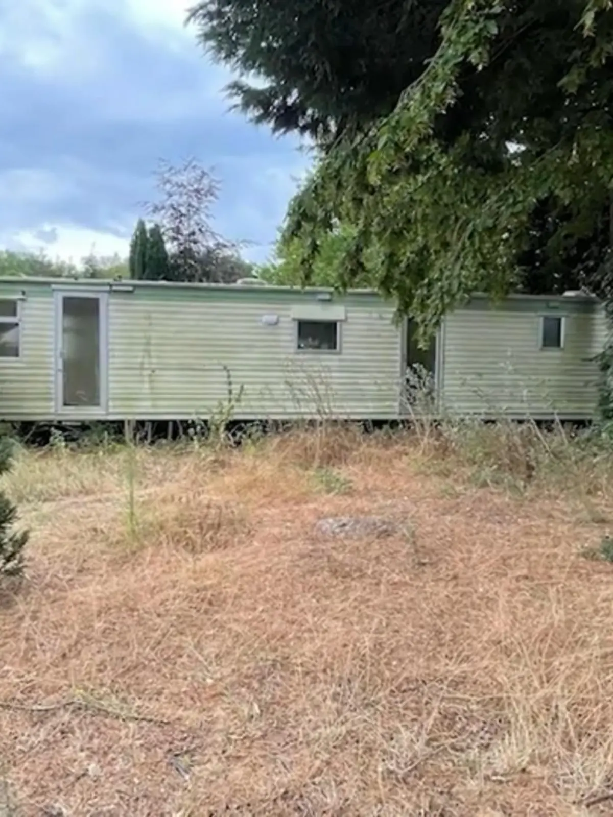 Familie Blechschmidt wollte in den Sommerferien eine entspannte Woche in einem Ferienpark in Holland verbringen. Doch bei Ankunft der Schock: Alles ist verwahrlost, der See voller Matsch und Algen. Vor Ort machen wir uns ein Bild von der Situation, konfrontieren den Veranstalter - kommt jetzt Bewegung in die Sache?