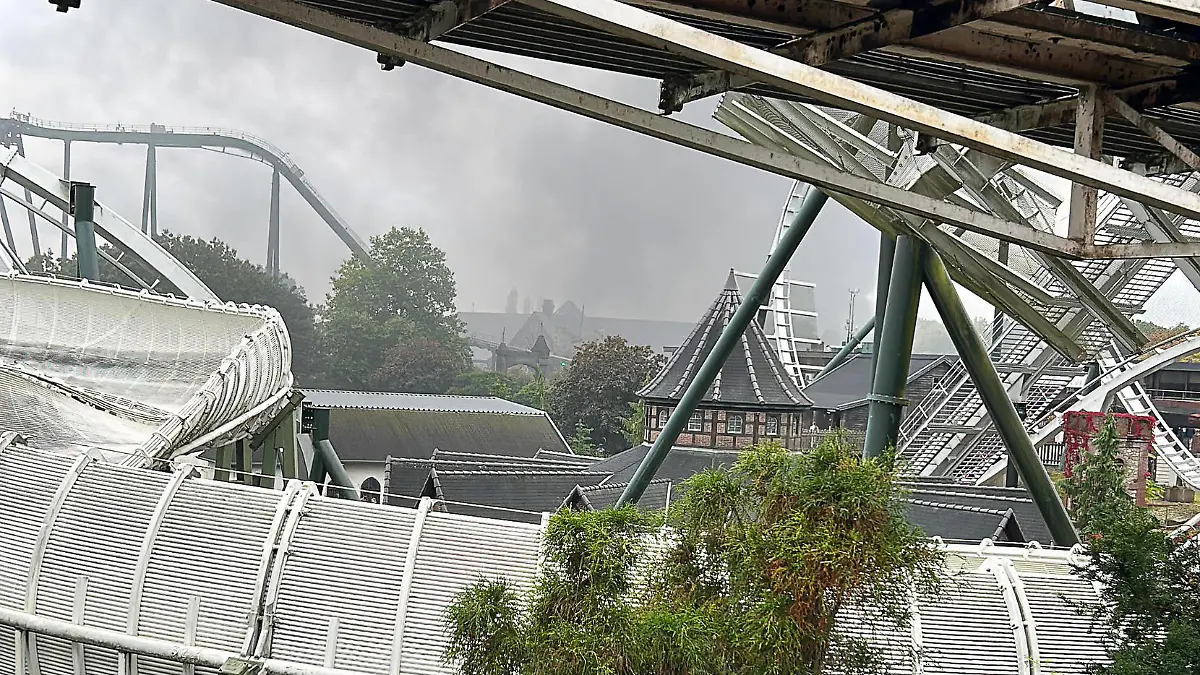 11.10.2023, Niedersachsen, Soltau: Rauch ist im Freizeitpark Heidepark Soltau wegen eines Feuers in einem ehemaligen Verwaltungsgebäude zu sehen. Aus Sicherheitsgründen wurden die rund 4500 Besucher zu ihren Autos geleitet und mussten den Park im Heidekreis verlassen. Foto: Sascha Thelen/dpa +++ dpa-Bildfunk +++