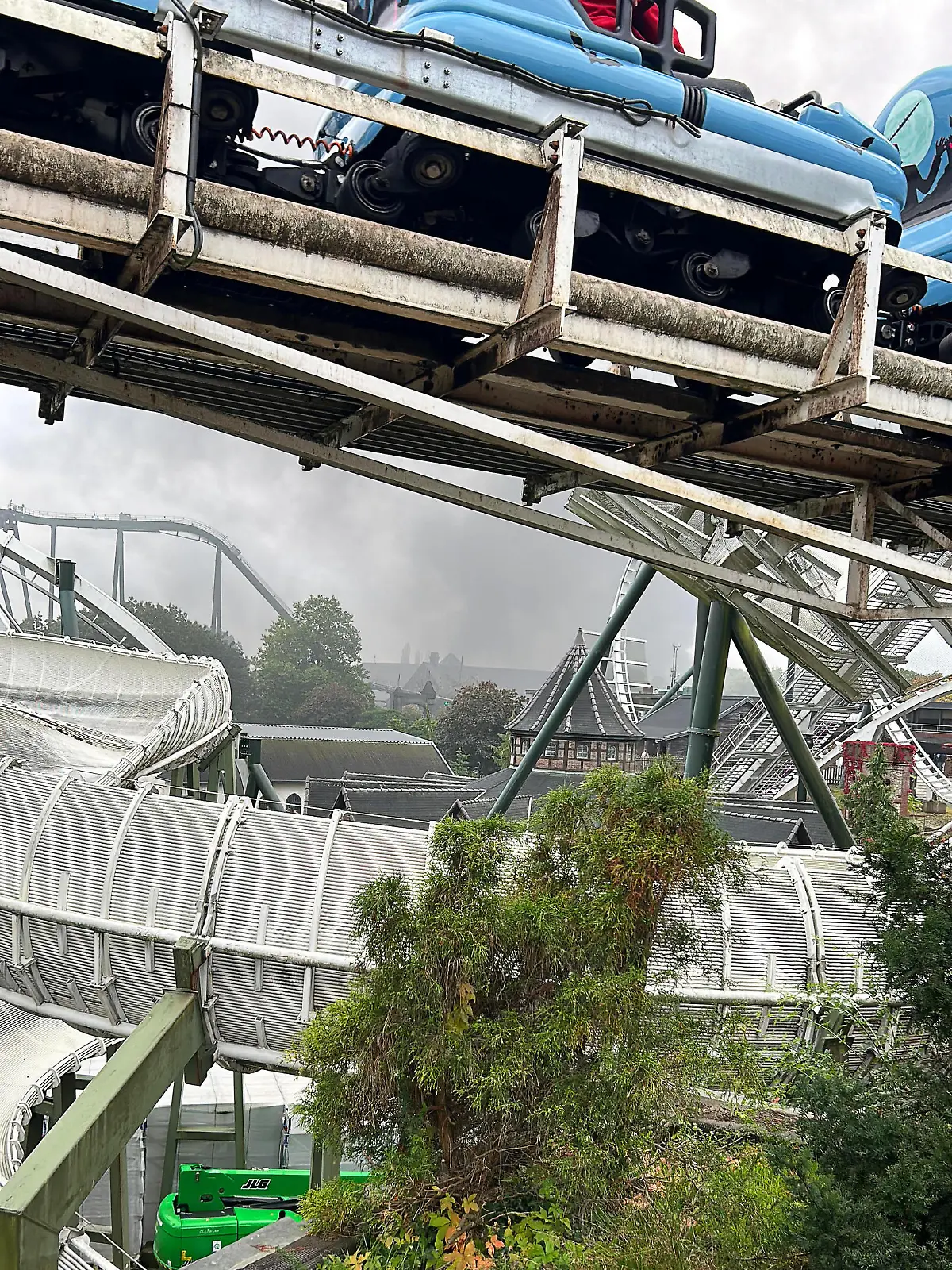 11.10.2023, Niedersachsen, Soltau: Rauch ist im Freizeitpark Heidepark Soltau wegen eines Feuers in einem ehemaligen Verwaltungsgebäude zu sehen. Aus Sicherheitsgründen wurden die rund 4500 Besucher zu ihren Autos geleitet und mussten den Park im Heidekreis verlassen. Foto: Sascha Thelen/dpa +++ dpa-Bildfunk +++